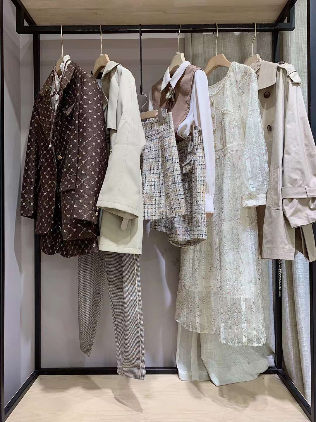 【尤西子】2022秋專柜下架女裝尾貨批發(fā) 品牌女裝折扣店一般去哪里進(jìn)貨？