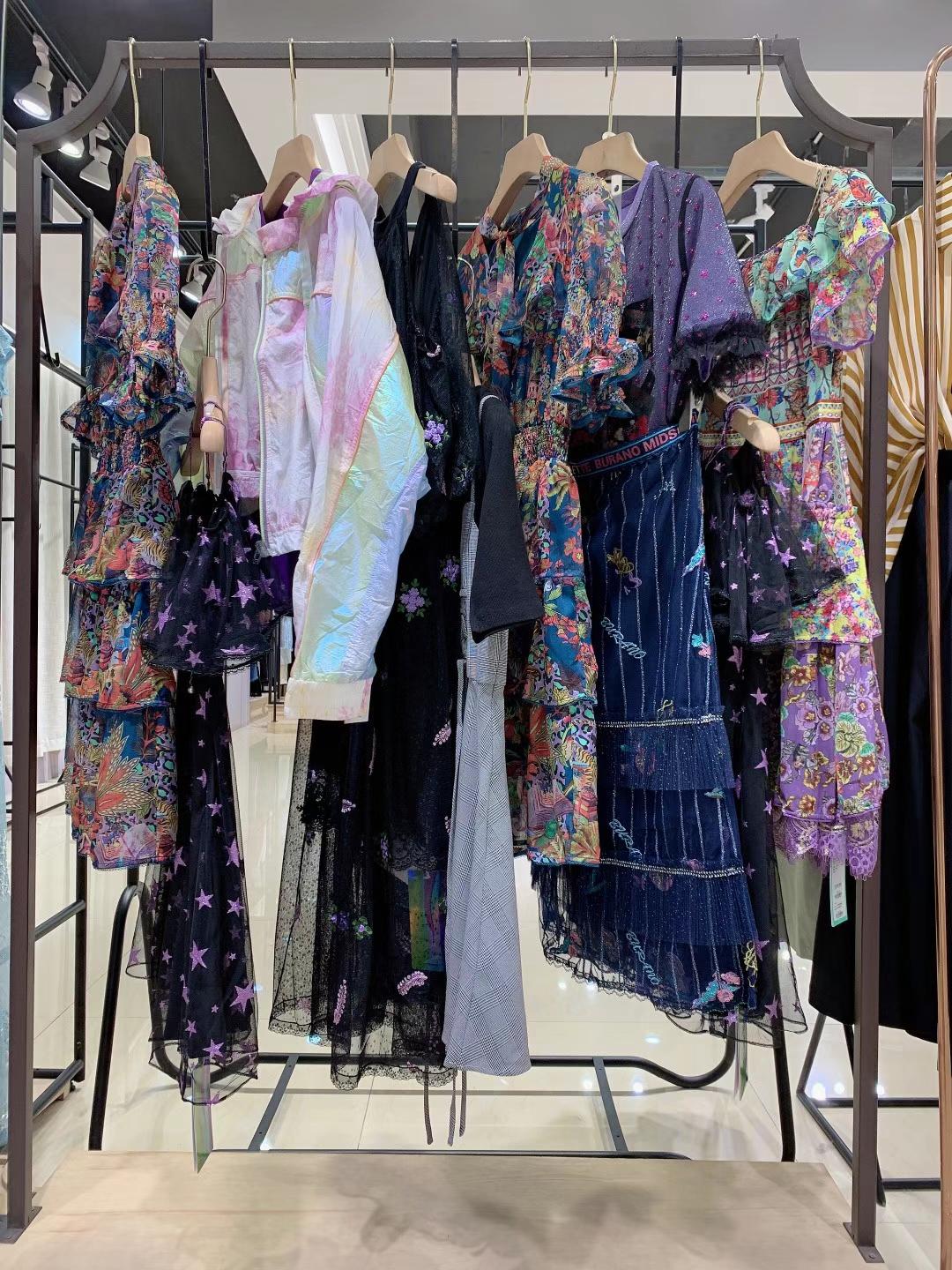 知 名品牌馬克華菲2022夏精 品折扣女裝尾貨貨源批發(fā)