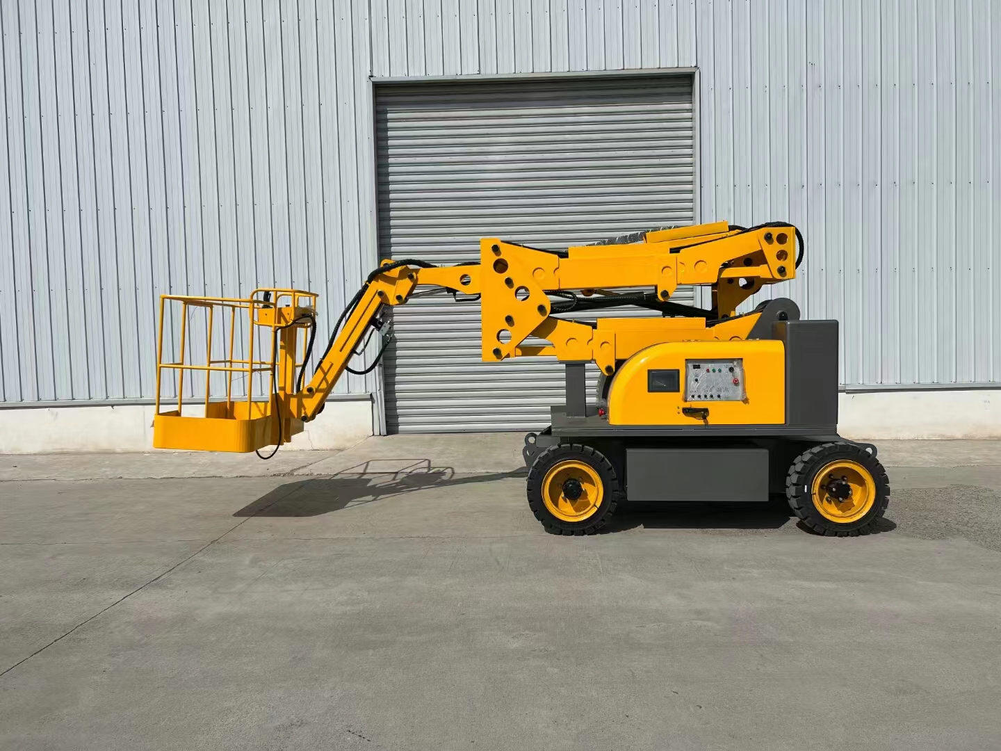 江蘇自行走曲臂升降機(jī)電瓶*高空作業(yè)車安裝維修登高車