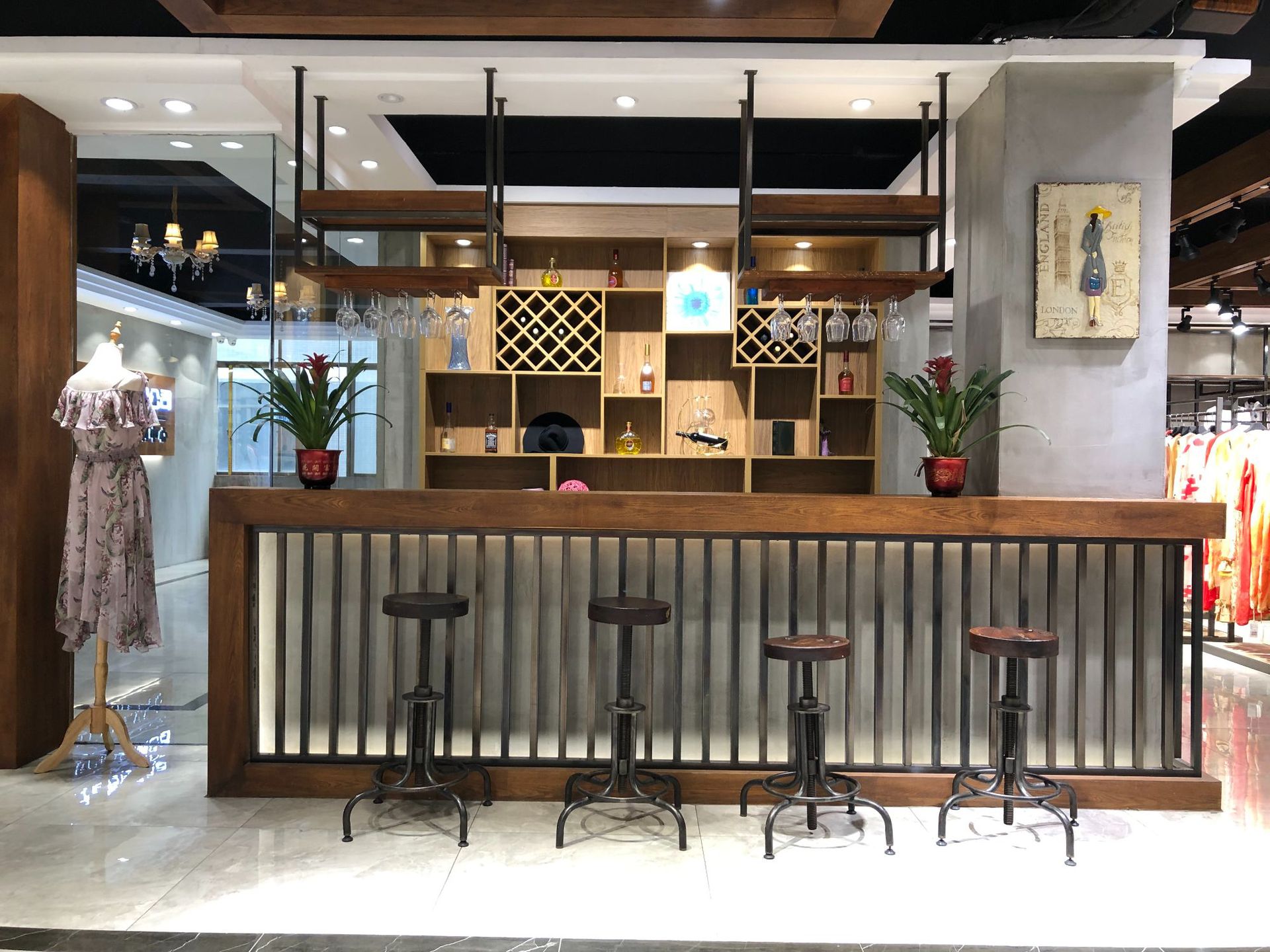 香港華丹尼品牌女裝折扣廠家直 銷批發(fā)貨源 品牌撤柜女裝進貨批發(fā)渠道
