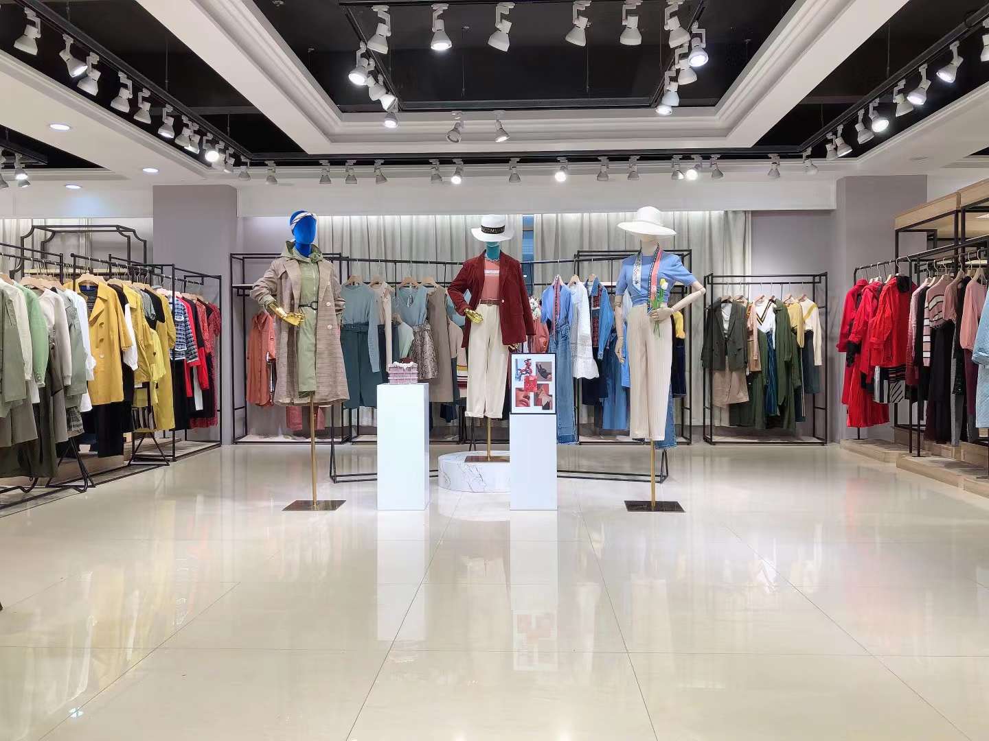 大 牌女裝郁香菲2022秋品牌折扣女裝庫存批發(fā)市場