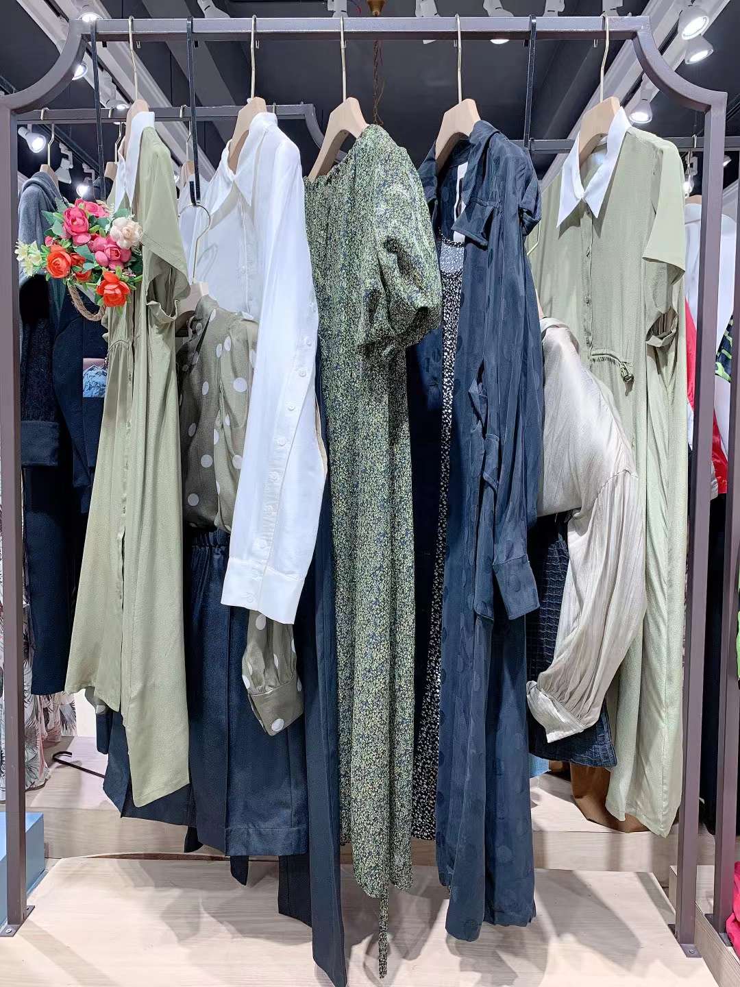 原創(chuàng)設計師品牌云鳳思儒2022冬女裝折扣尾貨庫存大清倉