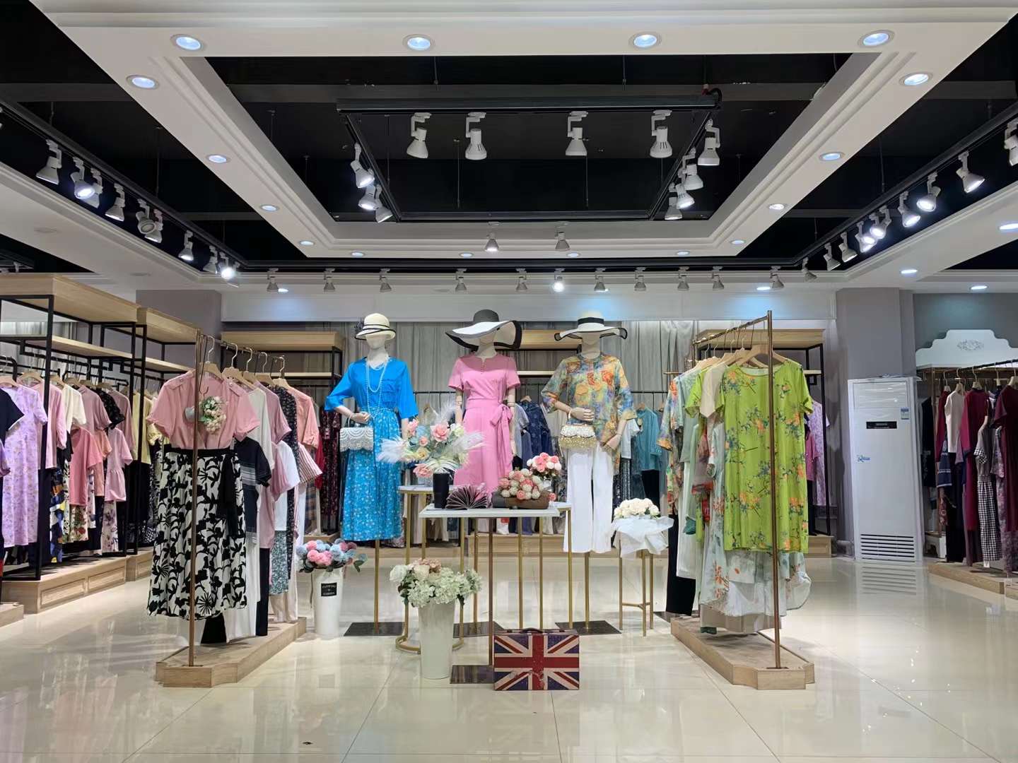 高端 品牌素訂2022夏品牌女裝折扣實(shí)體進(jìn)貨貨源供應(yīng)商