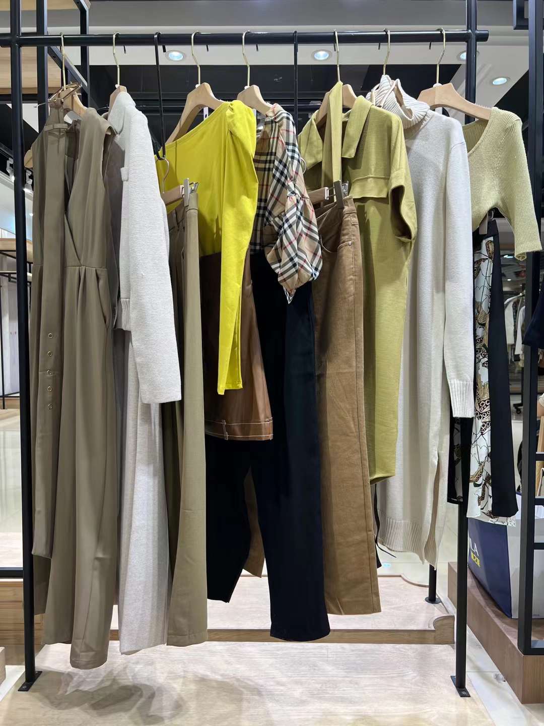 輕奢高定【蒂芙尼】2022秋折扣女裝快手直播大 牌女裝尾貨批發(fā)貨源
