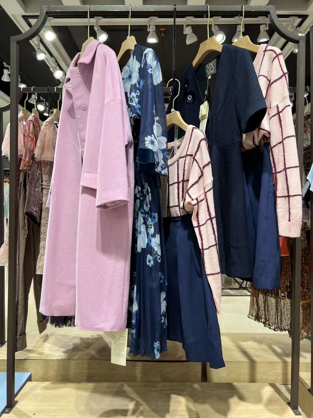 高 檔 原創(chuàng)設(shè)計(jì)師品牌 朗黛國(guó)際2022精 品折扣女裝批發(fā)尾貨供應(yīng)商