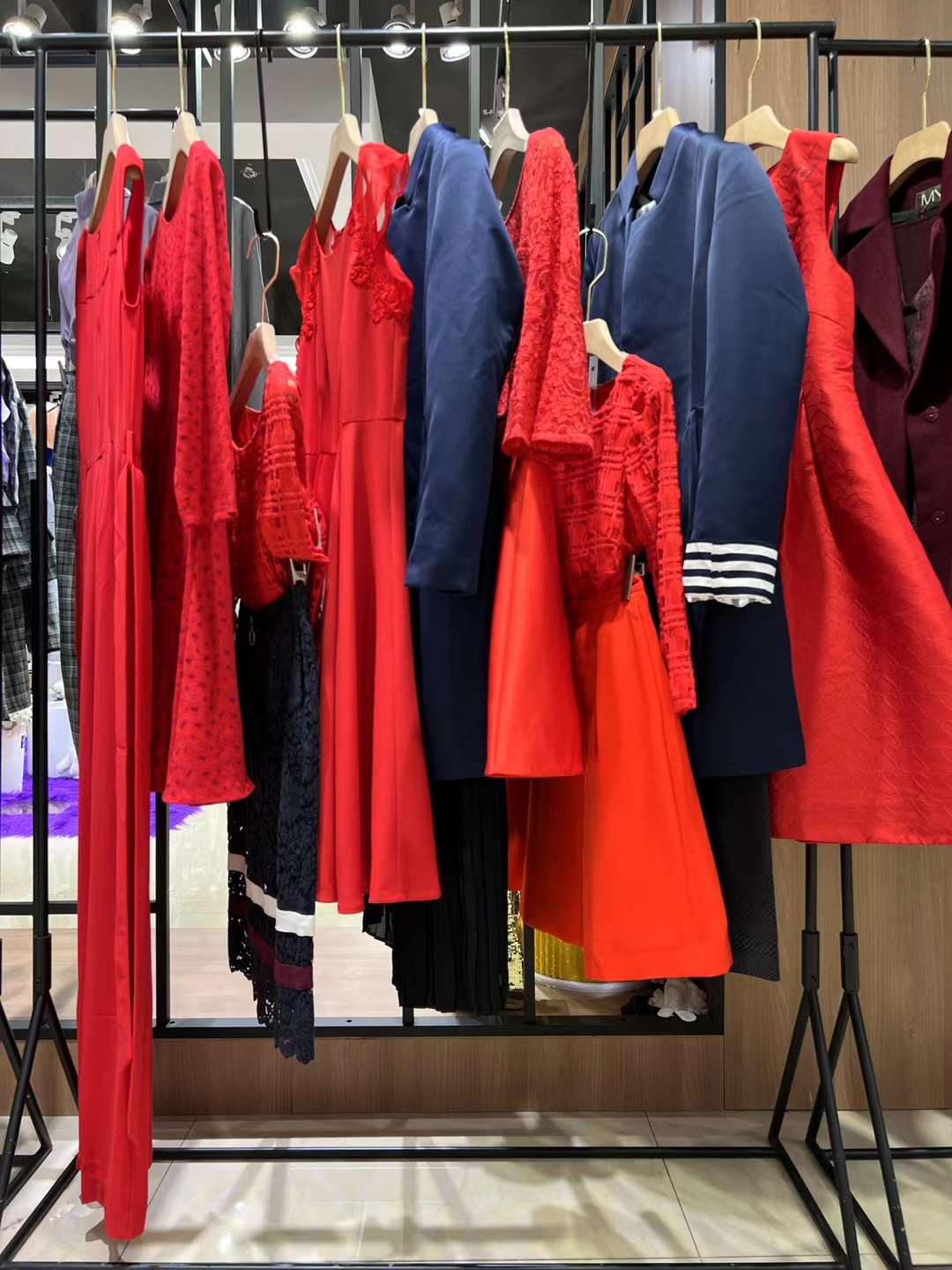 高 檔 原創(chuàng)設(shè)計(jì)師品牌 朗黛國(guó)際2022精 品折扣女裝批發(fā)尾貨供應(yīng)商