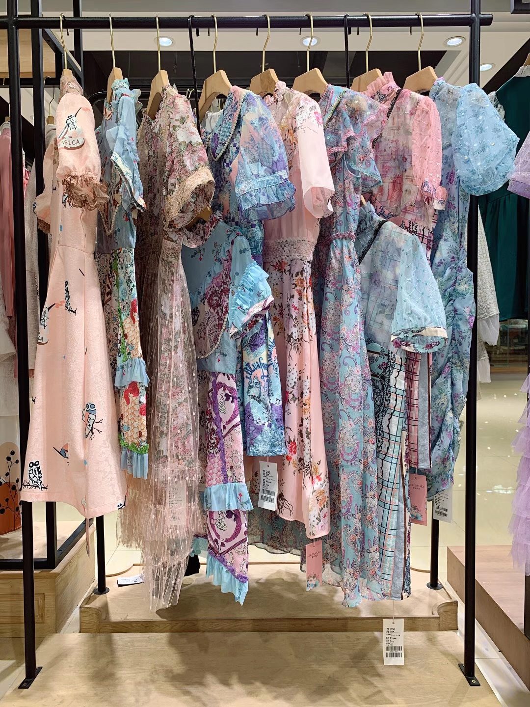 深圳品牌女裝薩貝芮拉22夏精 品折扣女裝尾貨庫存批發(fā)供應(yīng)商