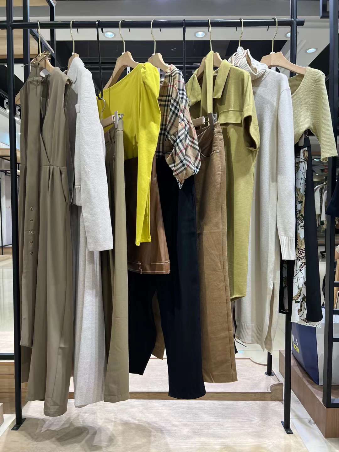 香港品牌蒂芙尼22秋品牌女裝折扣尾貨一手貨源清倉批發(fā)