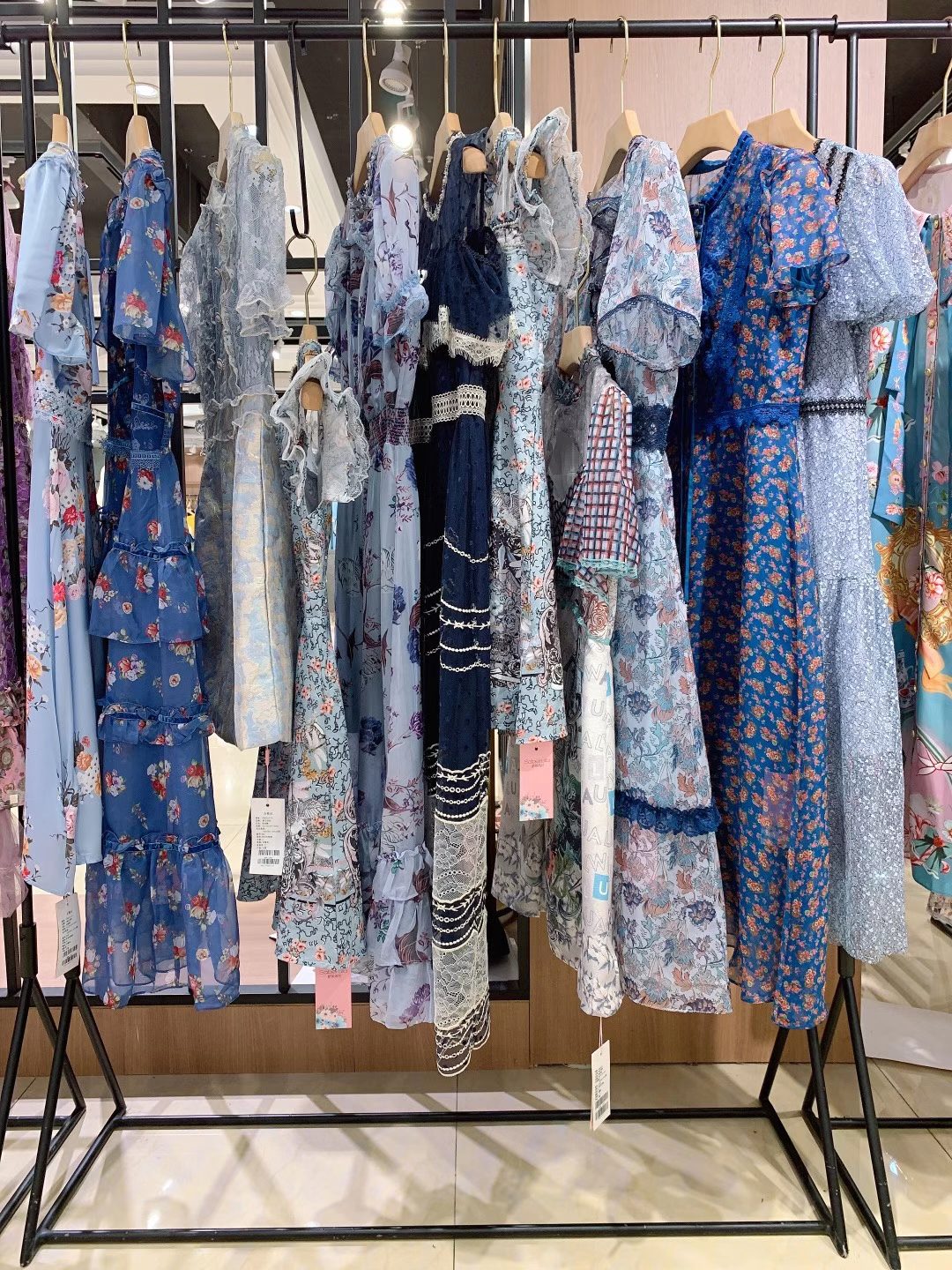 深圳品牌女裝薩貝芮拉22夏精 品折扣女裝尾貨庫存批發(fā)供應(yīng)商