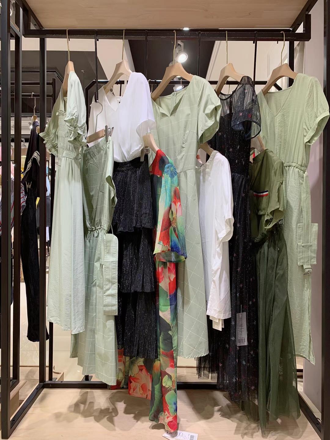 品牌女裝貝銀2022夏品牌女裝折扣店尾貨庫存批發(fā)市場