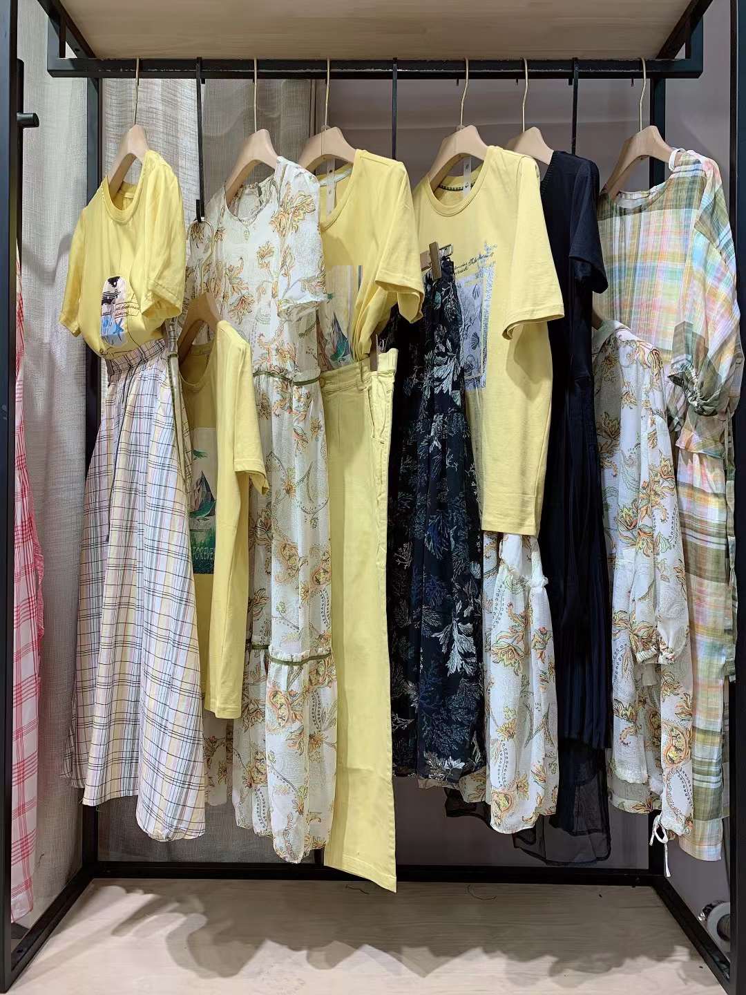 知 名女裝麗迪莎2022夏撤柜女裝折扣尾貨實(shí)體進(jìn)貨渠道