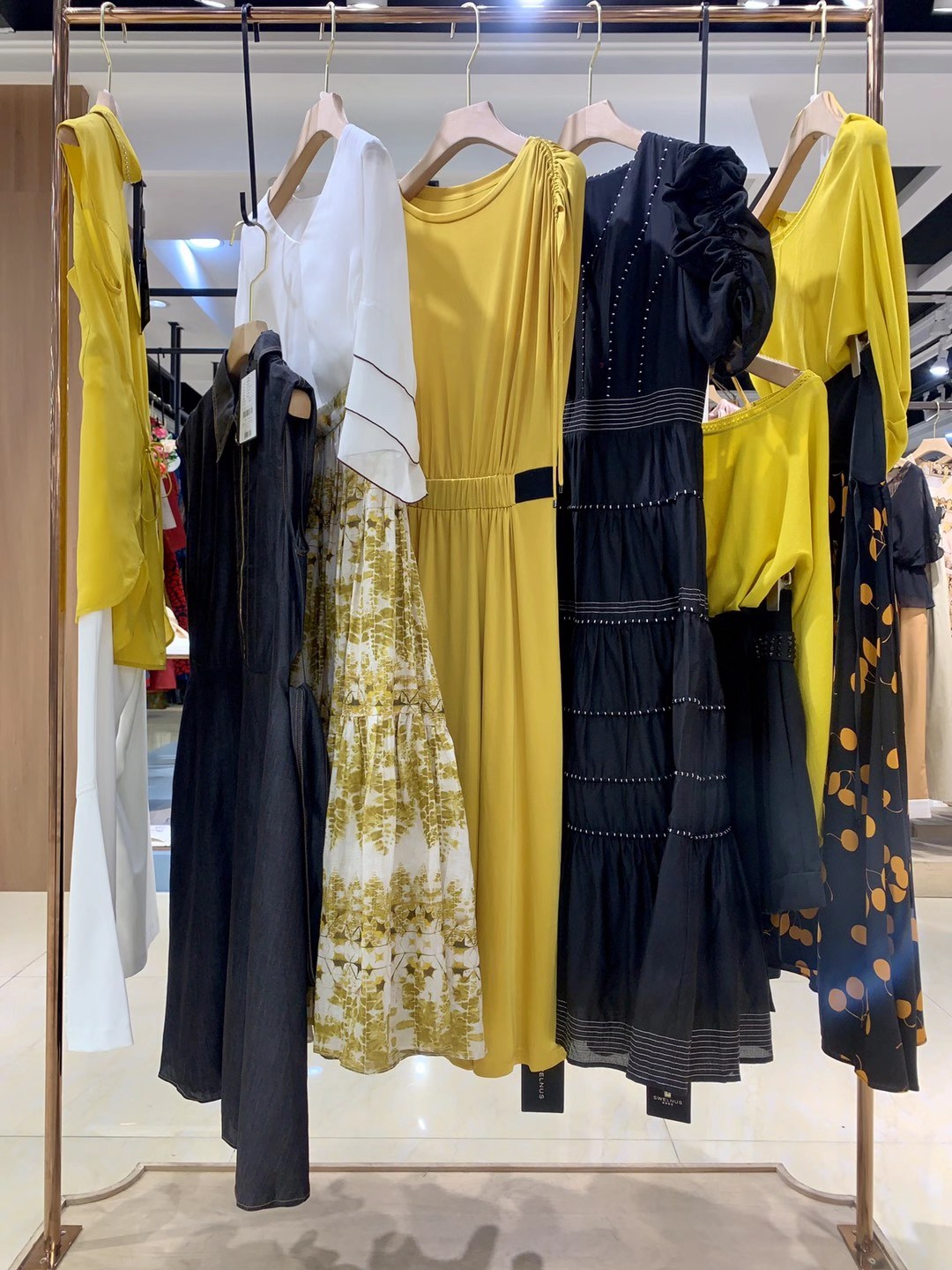知 名品牌西娜維思2022夏品牌女裝折扣店尾貨貨源批發(fā)