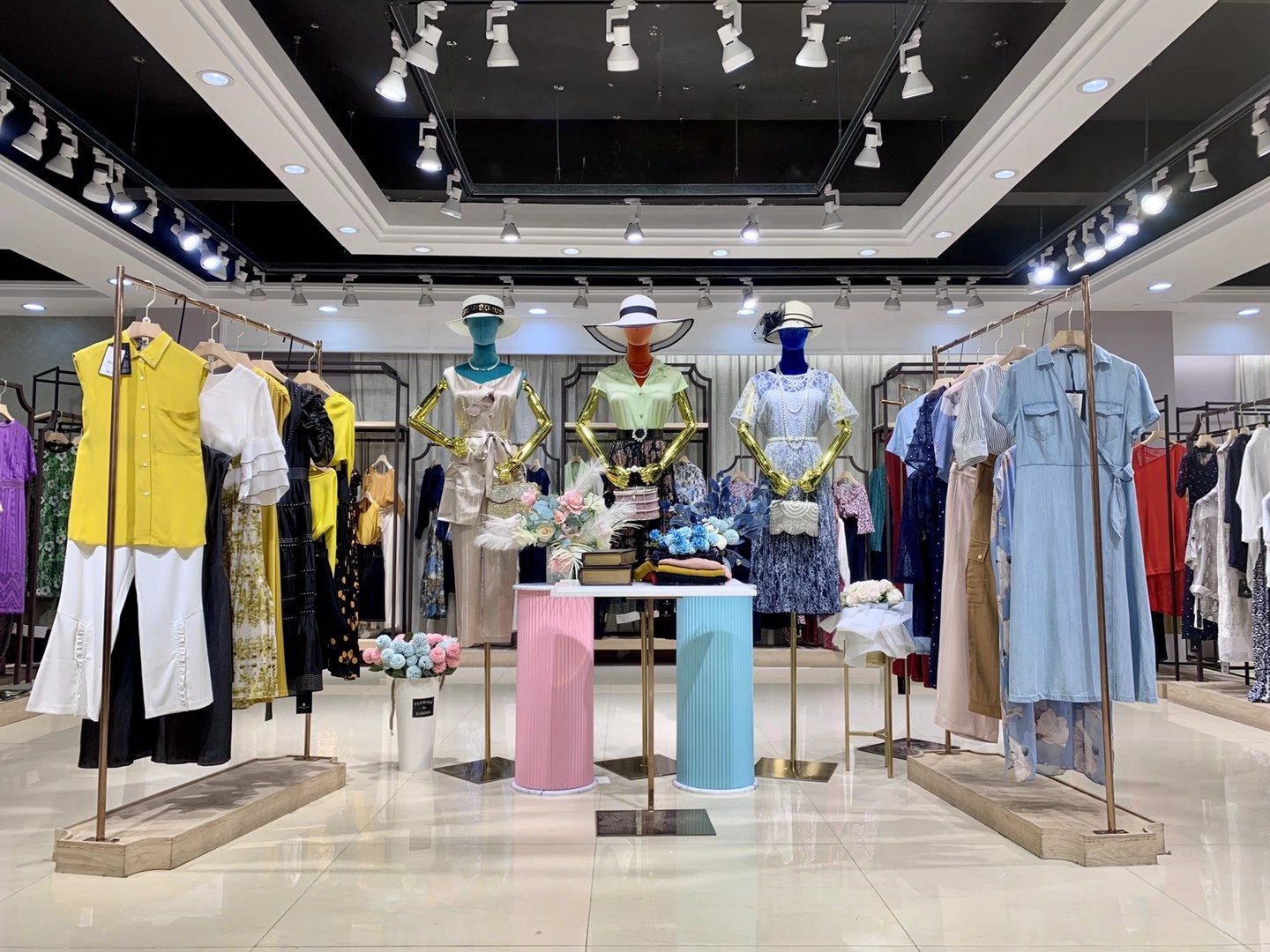 知 名品牌西娜維思2022夏品牌女裝折扣店尾貨貨源批發(fā)