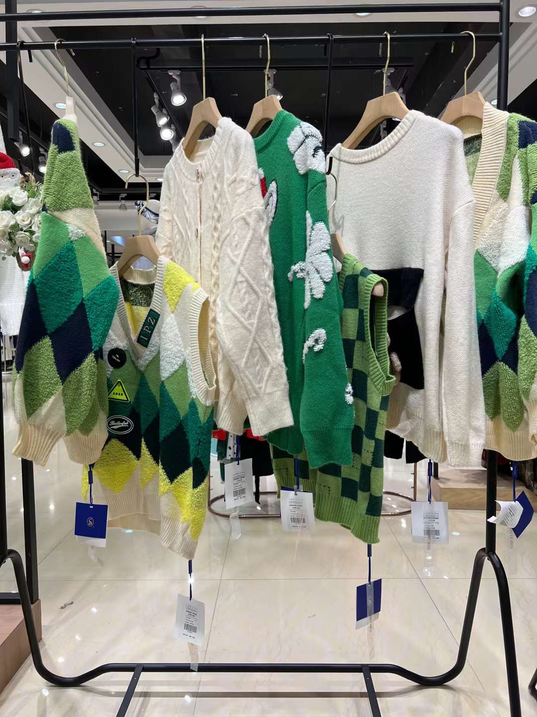 吉米小熊藍系標列22冬  女裝撤柜清倉剪標撿漏是專柜下架的貨品嗎？