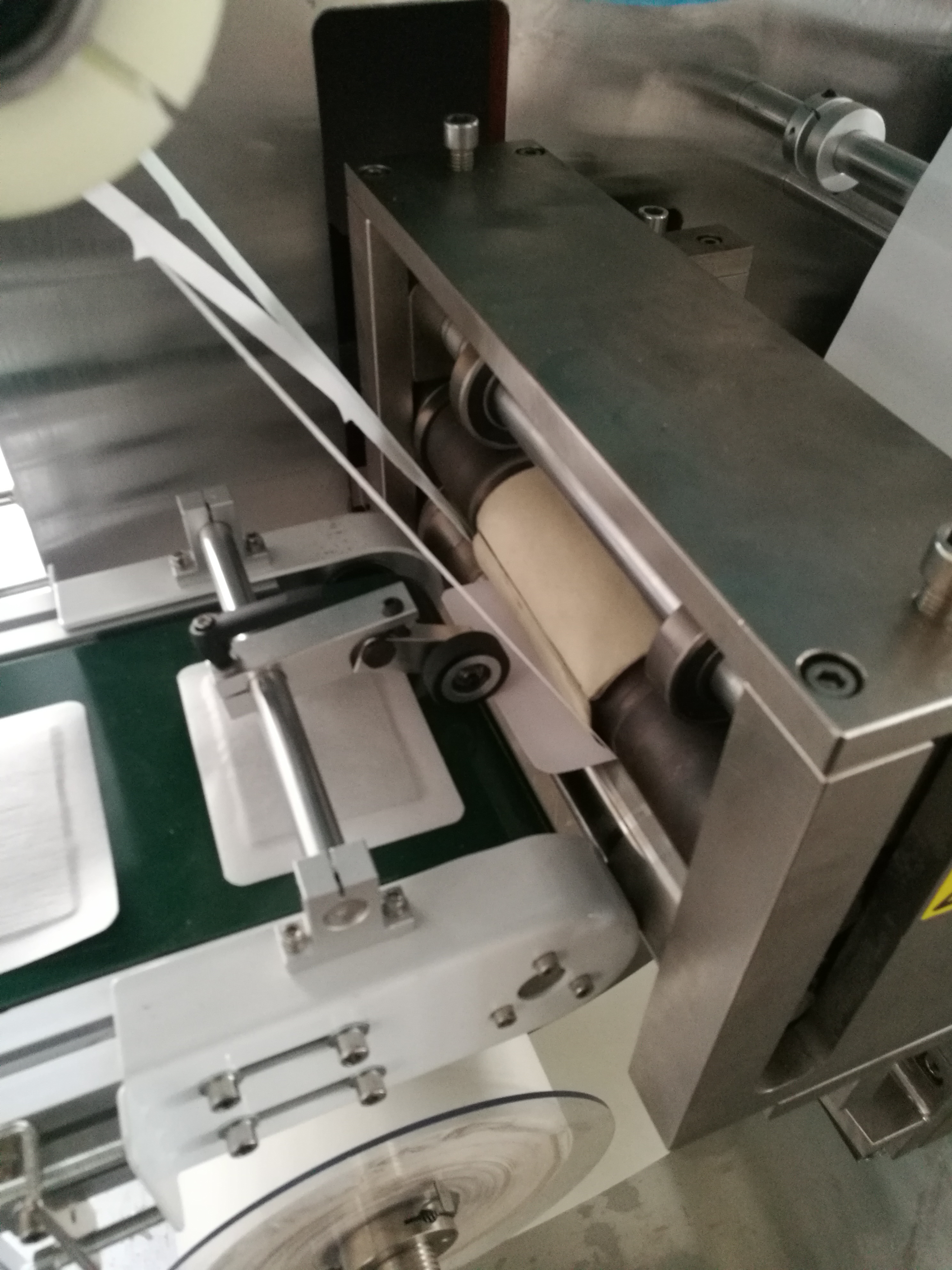 江蘇膏藥貼片機(jī)出售 生產(chǎn)速度高 不粘膠 耐磨損 輝恒機(jī)電