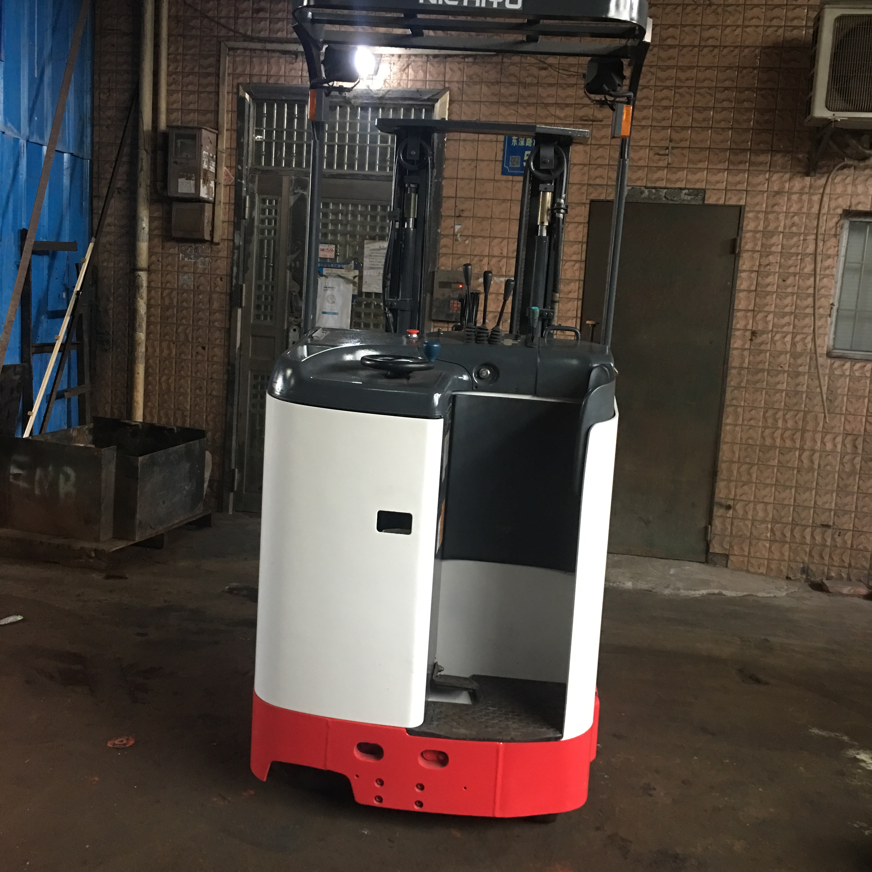 二手三節(jié)自由提升門架升高4.5米1.3噸NICHIYU前移式叉車出租