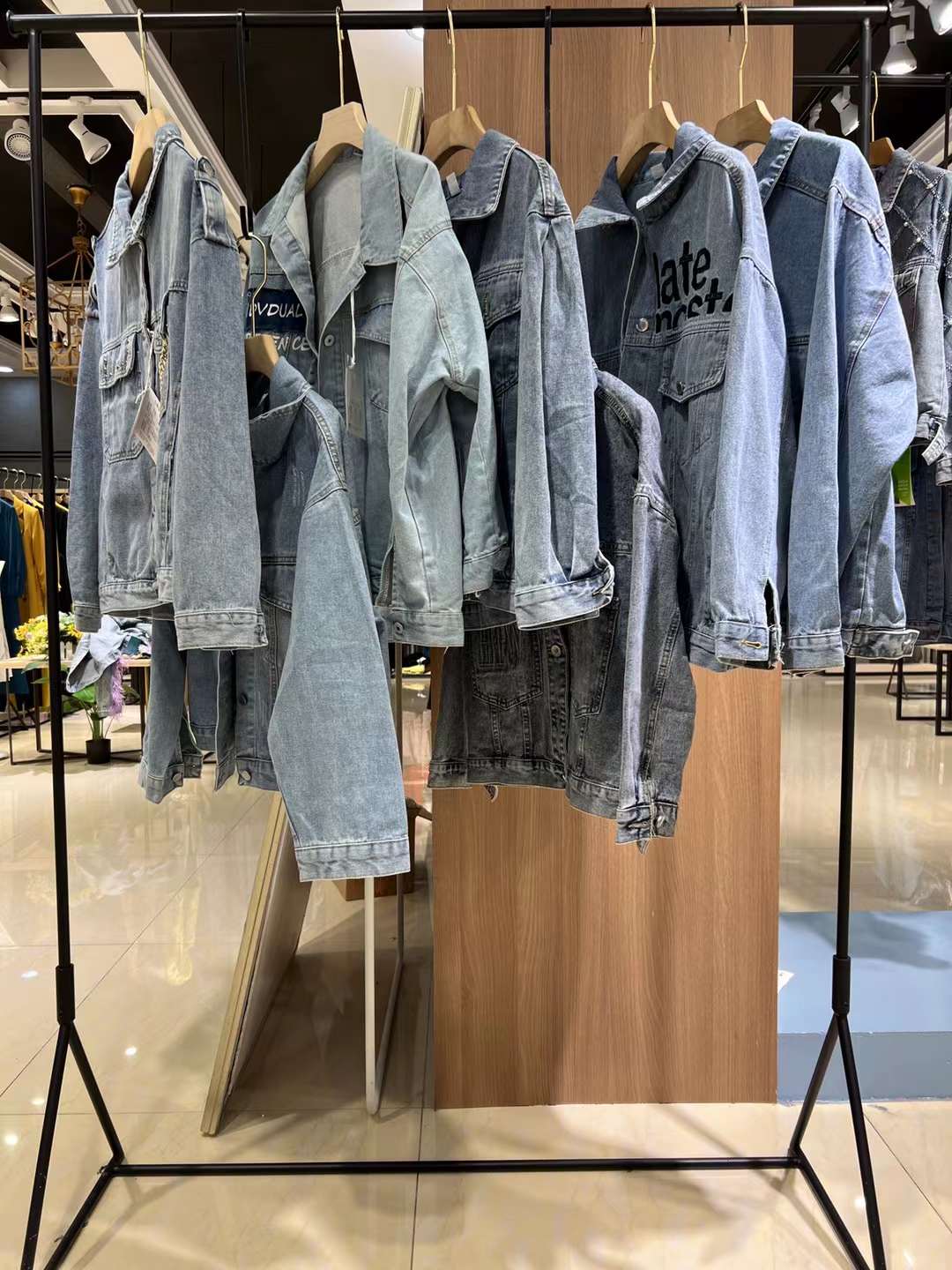 WJ牛仔外套2022秋裝女裝折扣店進(jìn)貨批發(fā)渠道哪里的便宜