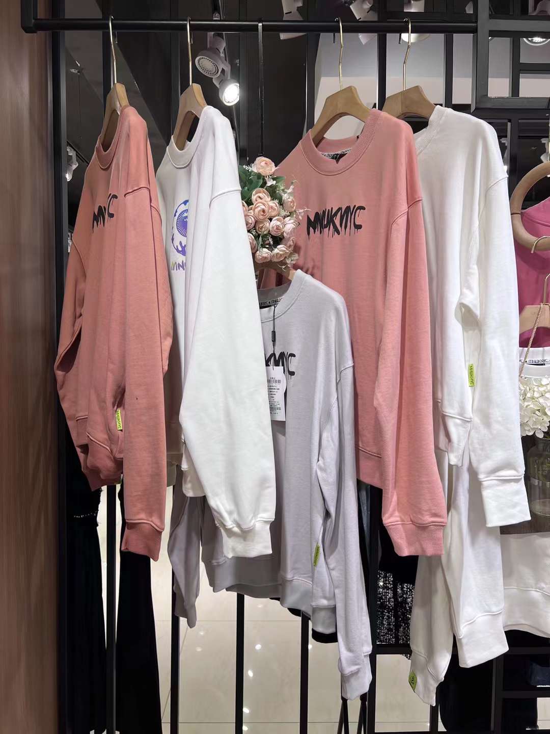大眼球衛(wèi)衣22秋專柜下架品牌女裝庫存直播實體一手貨源供應