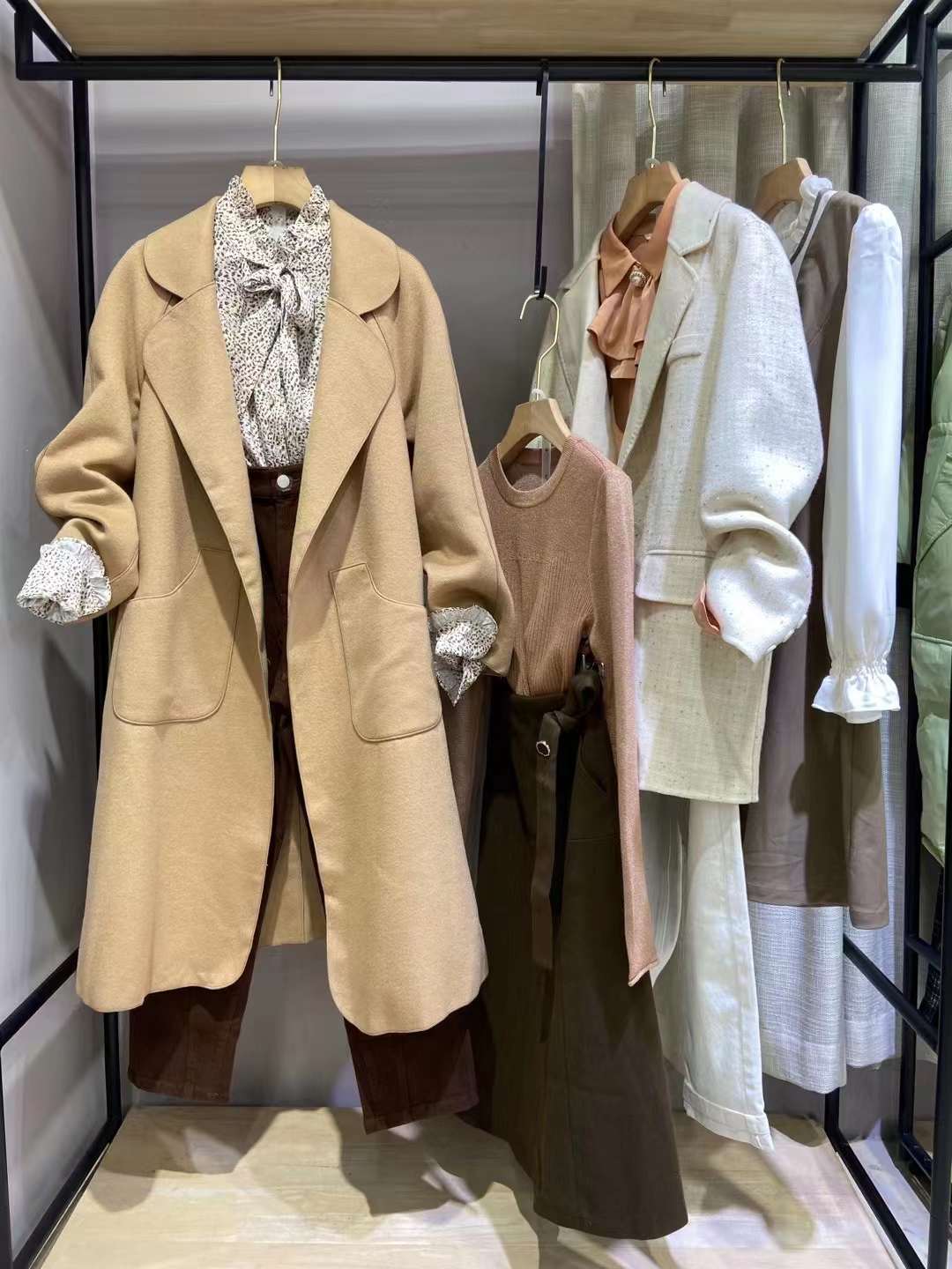 三彩3COLOUR22冬專柜剪標(biāo)女裝折扣店直播折扣一折批發(fā)拿貨渠道