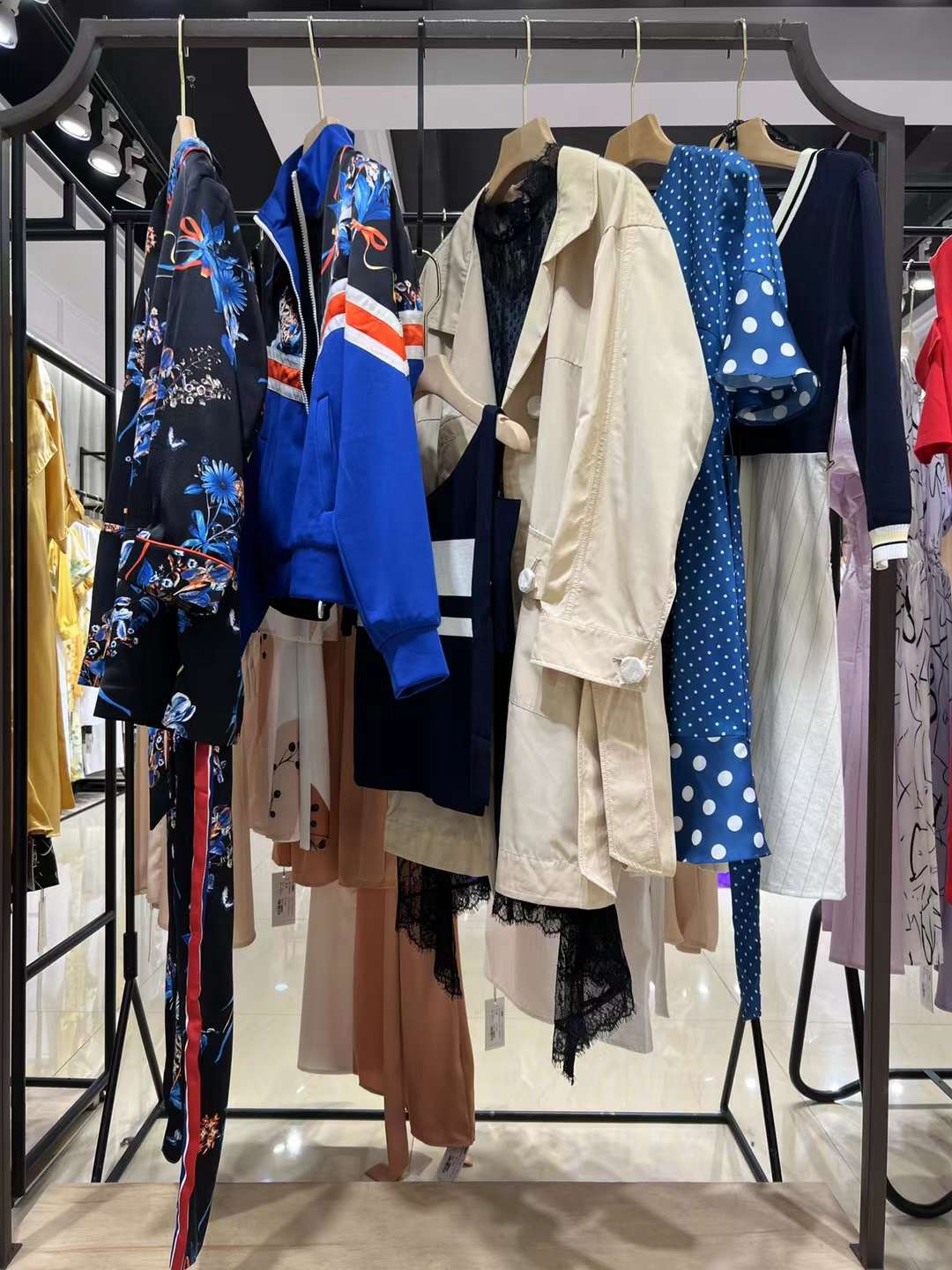 正 品女裝尾貨 艾托奧2022秋專柜撤柜剪標女裝尾貨直播廠家直 供基地