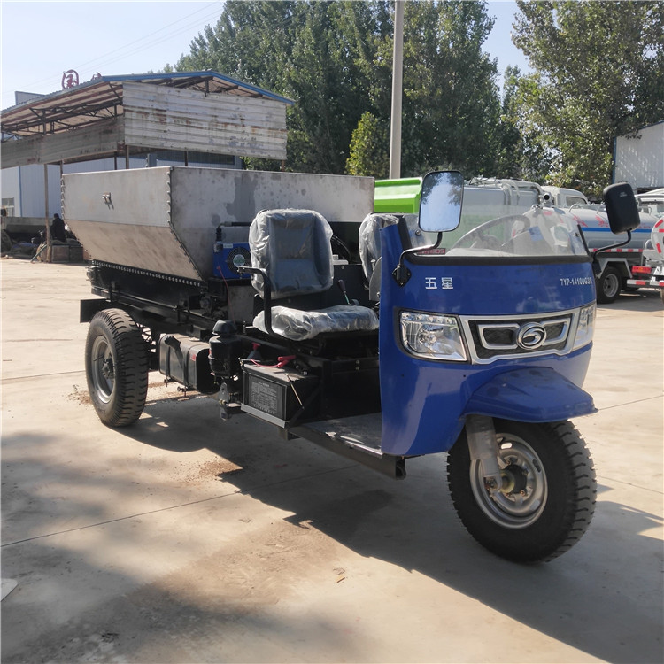 四川涼山 農(nóng)業(yè)機械撒糞車撒肥機 三輪車撒糞車生產(chǎn)銷售