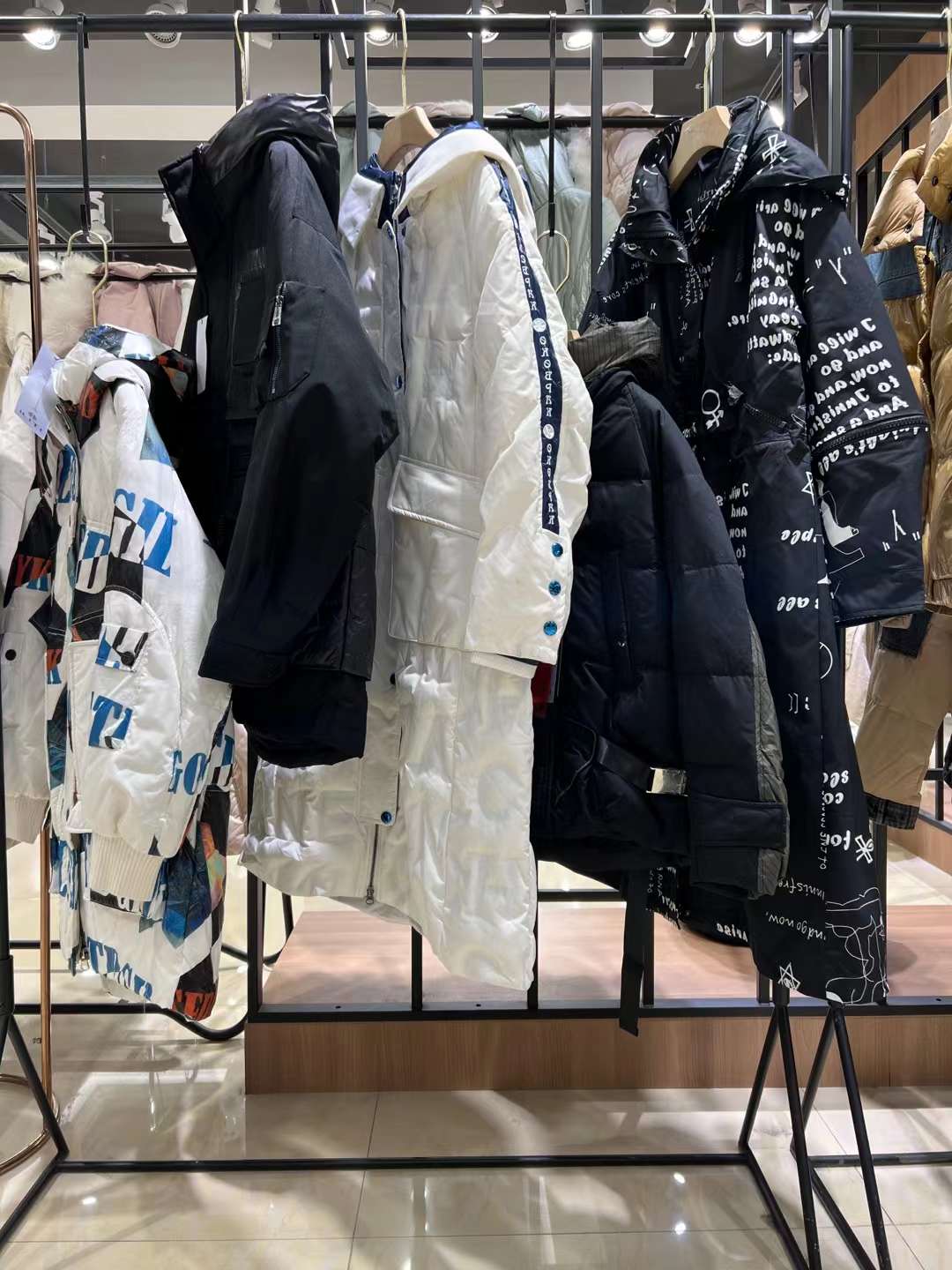 專柜下架女裝 艾莉緹羽絨服2022冬 全國輕奢品牌女裝折扣尾貨批發(fā)進貨渠道