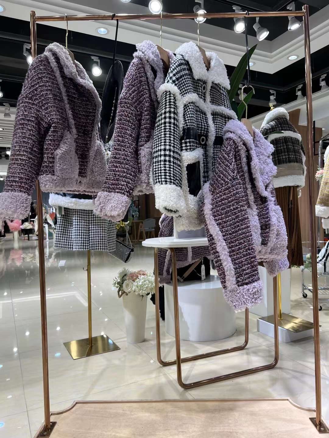 品牌折扣女裝 香影外套2022冬 國際品牌女裝尾貨有哪些批發(fā)貨源渠道？