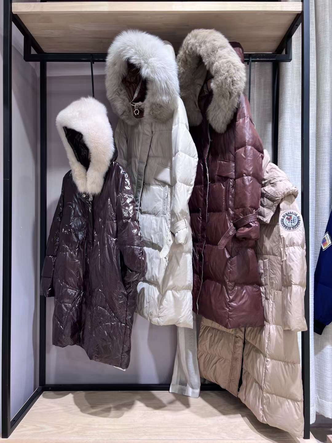 【蔻姿羽絨服】22冬豪毛領(lǐng)羽絨服品牌女裝折扣批發(fā)供應(yīng)商 正 品女裝折扣網(wǎng)