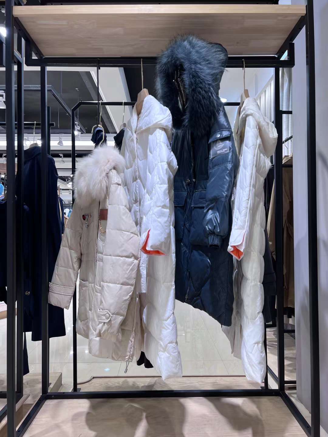 【蔻姿羽絨服】22冬豪毛領(lǐng)羽絨服品牌女裝折扣批發(fā)供應(yīng)商 正 品女裝折扣網(wǎng)