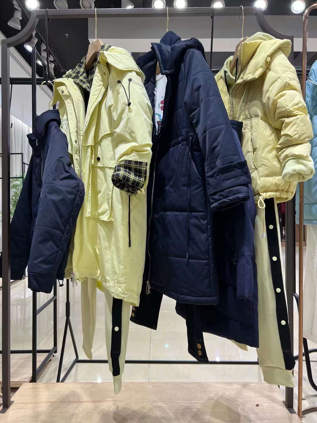 剪標(biāo)撤柜女裝服裝批發(fā)直播間進(jìn)貨渠道 專柜剪標(biāo)女裝約布2022冬