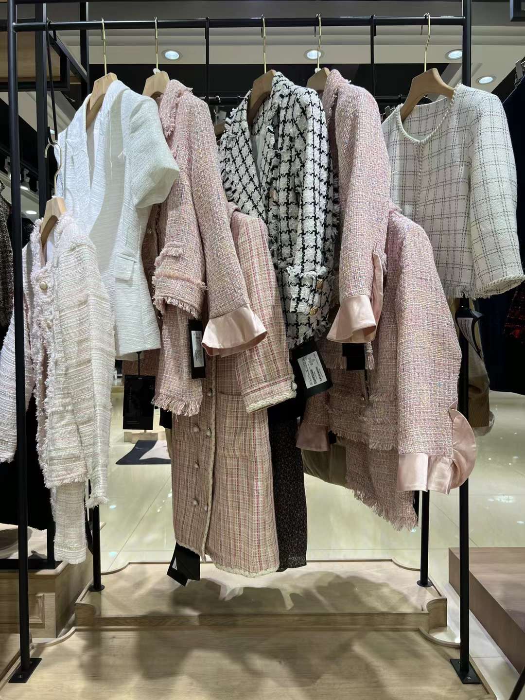 萬達(dá)撤柜一二線品牌女裝批發(fā)供應(yīng)鏈批發(fā)供應(yīng)鏈 DG小香風(fēng)純大件系列 2022秋冬