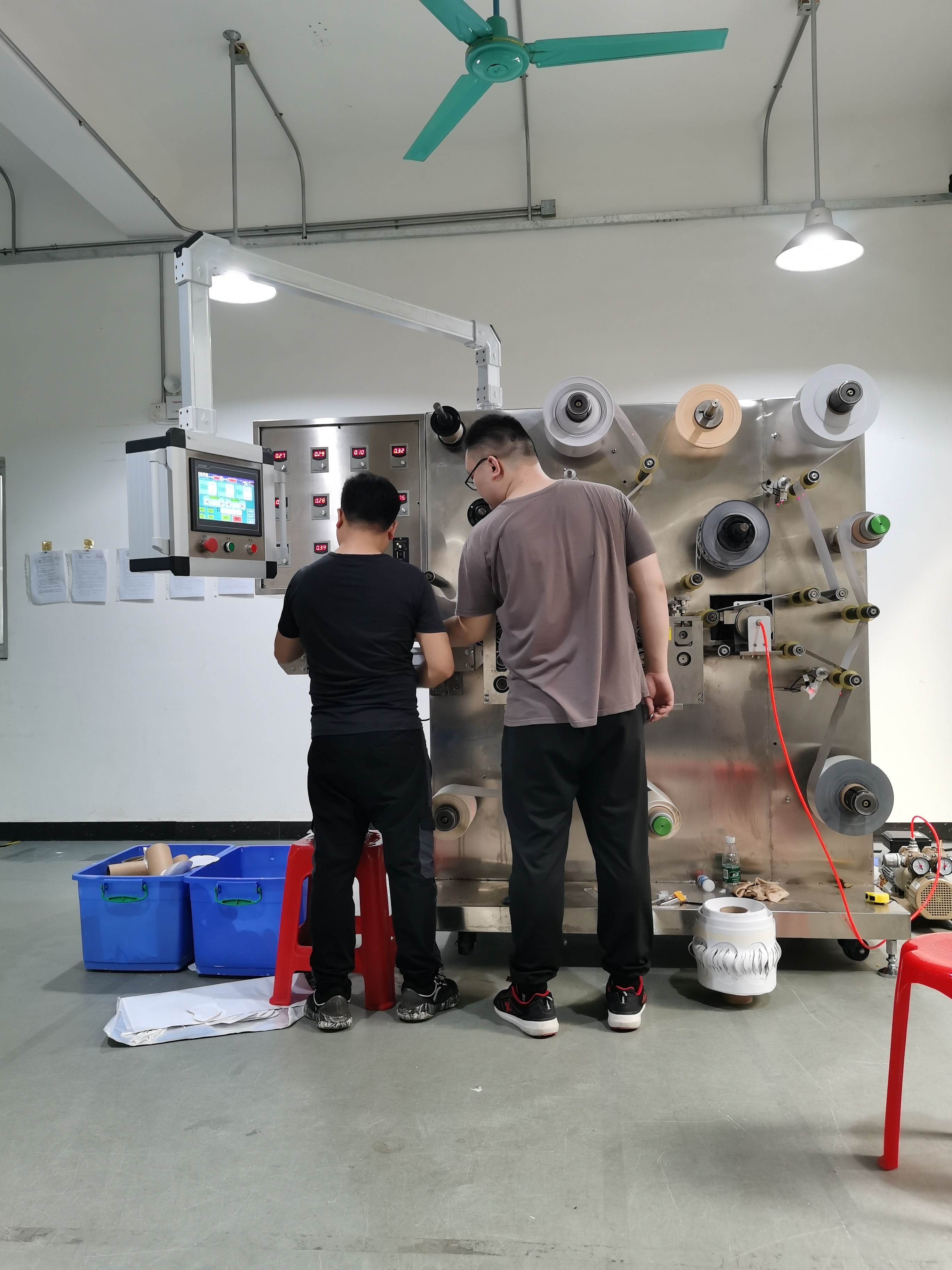 河南全自動膏藥貼片機廠家，報價，批發(fā)【河南輝恒機電設(shè)備有限公司】