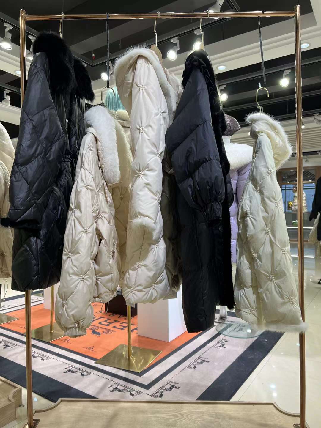 T·Y皮草鵝絨服2022冬時(shí)尚品牌折扣女裝一手貨源品牌撤柜折扣雜款尾貨批發(fā)