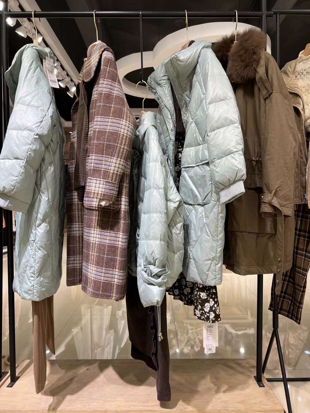 女裝批發(fā) 伊納芙2022冬品牌折扣女裝尾貨庫存批發(fā)供應(yīng)鏈直播實(shí)體女裝一手貨源批發(fā)