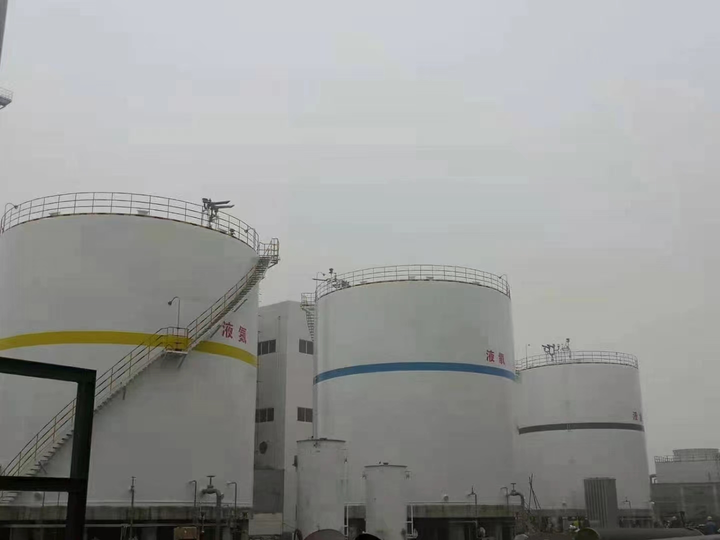 黎明氣體氧氮?dú)宄簝? 2000立方液氮儲罐廠家  液氮常壓儲罐的用料選型原則
