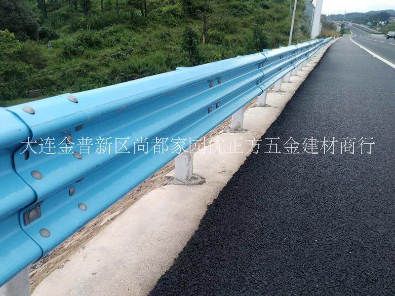 大連道路波形防撞板 大連高速護(hù)欄板 大連公路兩側(cè)防撞圍擋