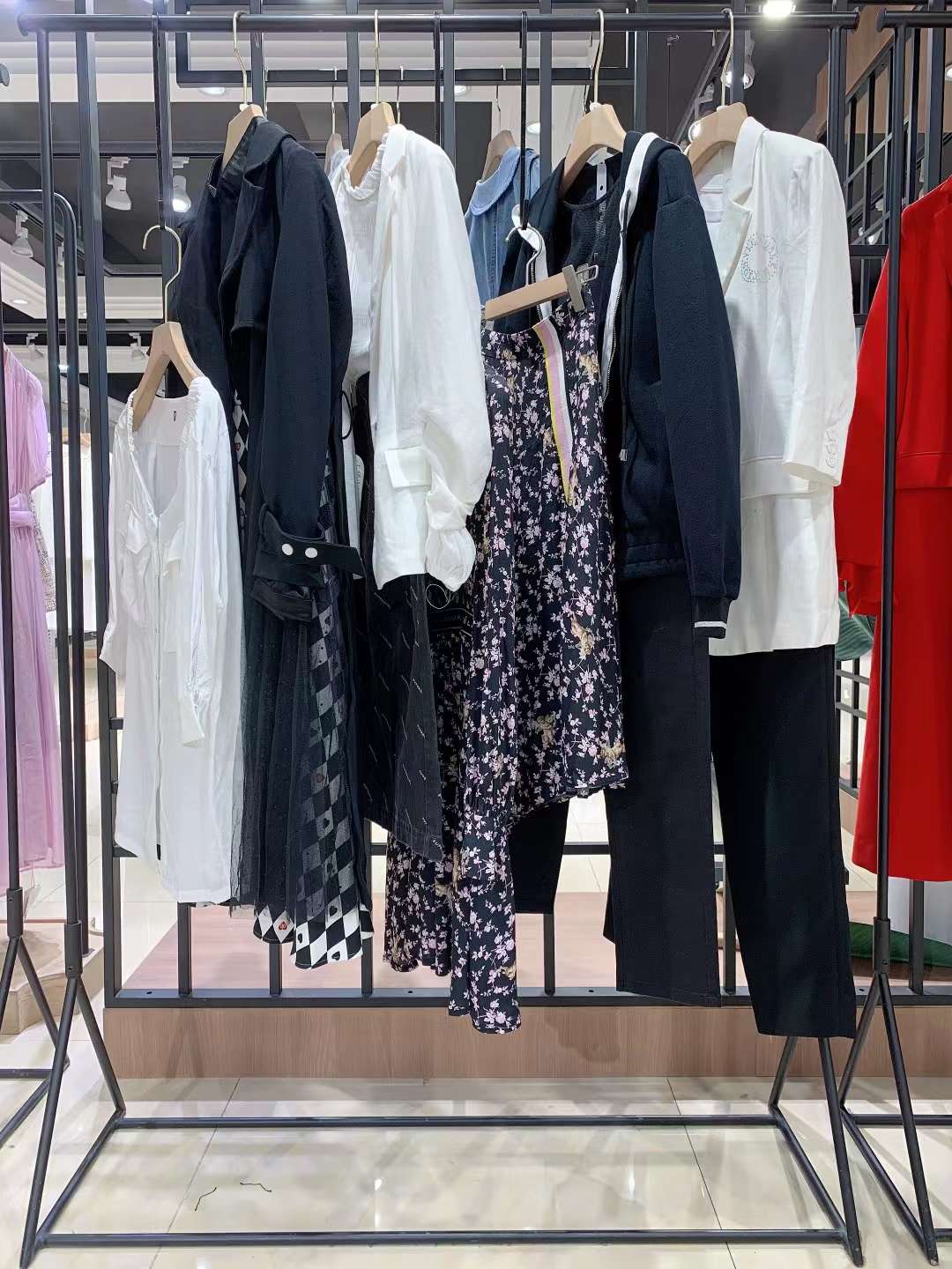 芭蒂娜2023春新款高端撤柜品牌折扣女裝尾貨庫存一手貨源實(shí)體店