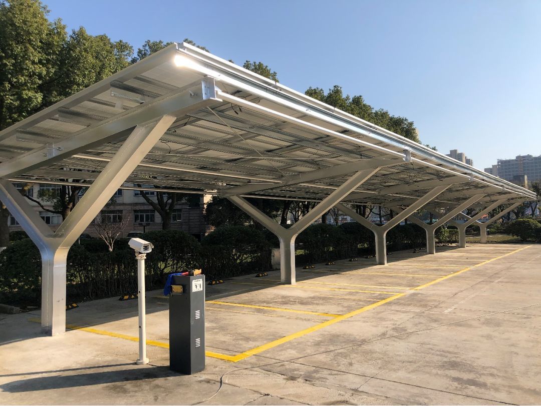 大型太陽能光伏車棚造價(jià)、太陽能光伏車棚廠家安裝熱線、河北太陽能光伏車棚