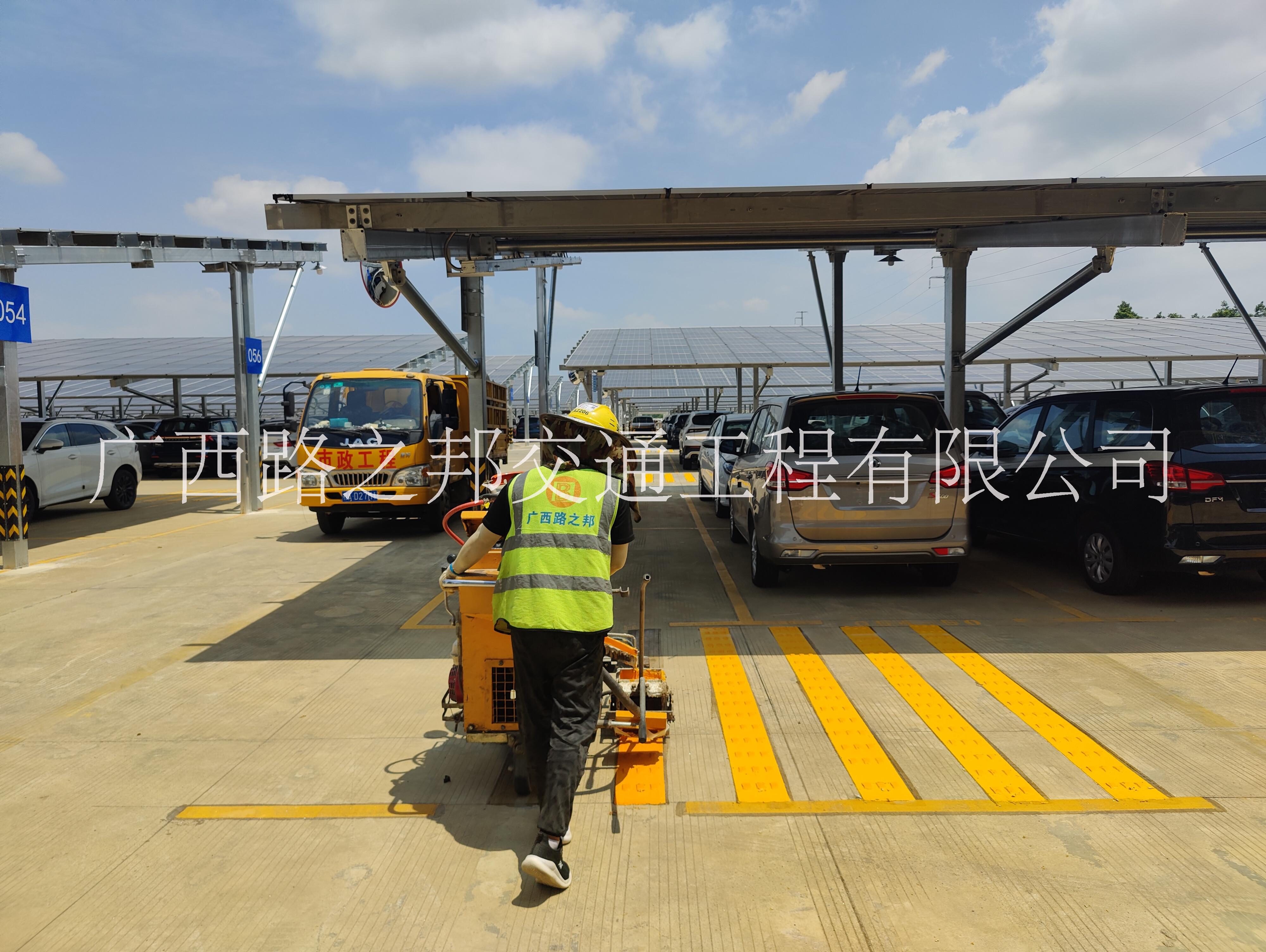 武鳴道路減速標(biāo)線、熱熔震蕩型標(biāo)線多少錢找廣西路之邦