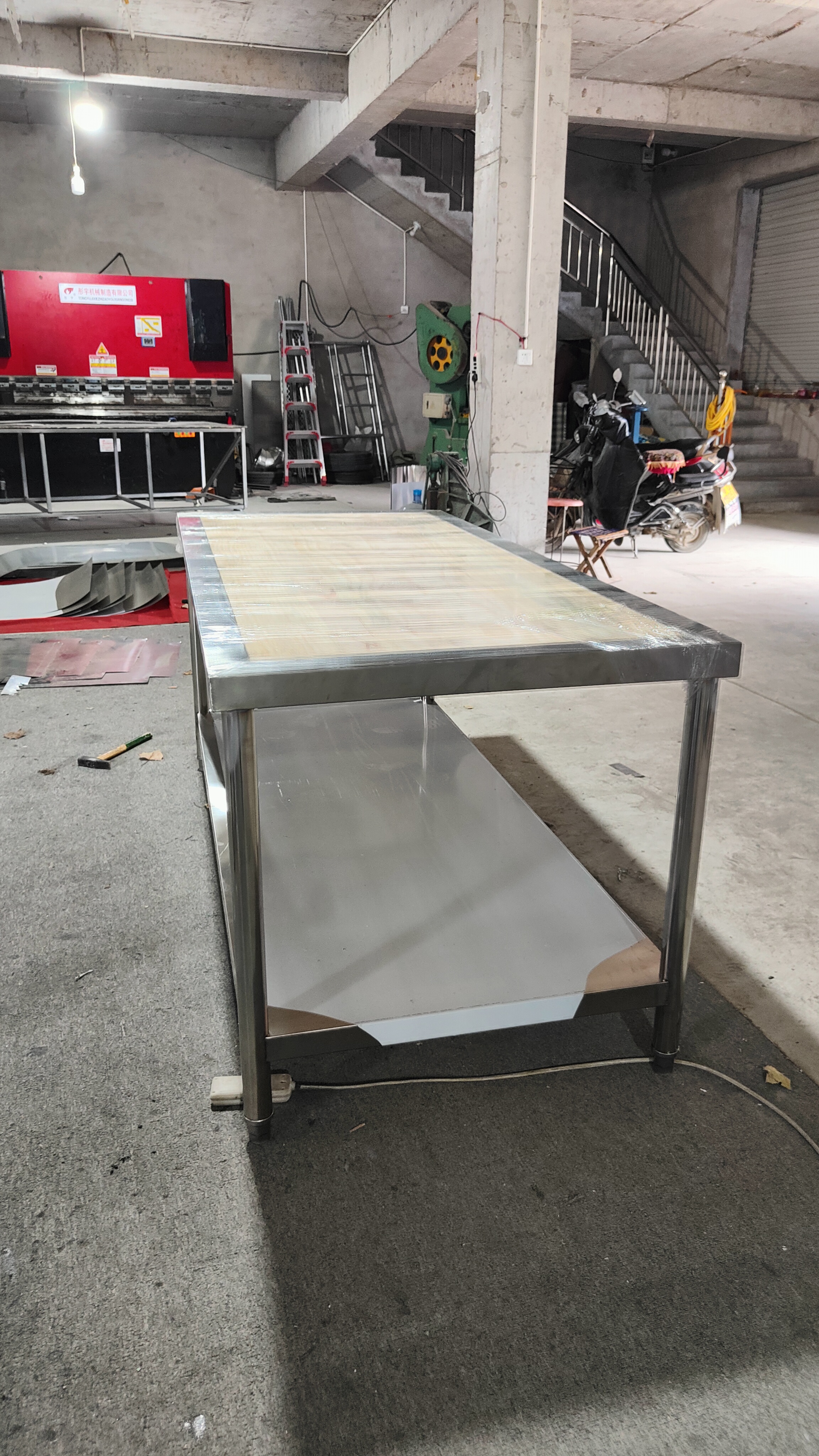 面案工作臺廠家定制   不銹鋼餐廳面案商用打荷臺 廚房簡易工作臺 廠家供應(yīng) 山東面案工作臺廠家聯(lián)系電話