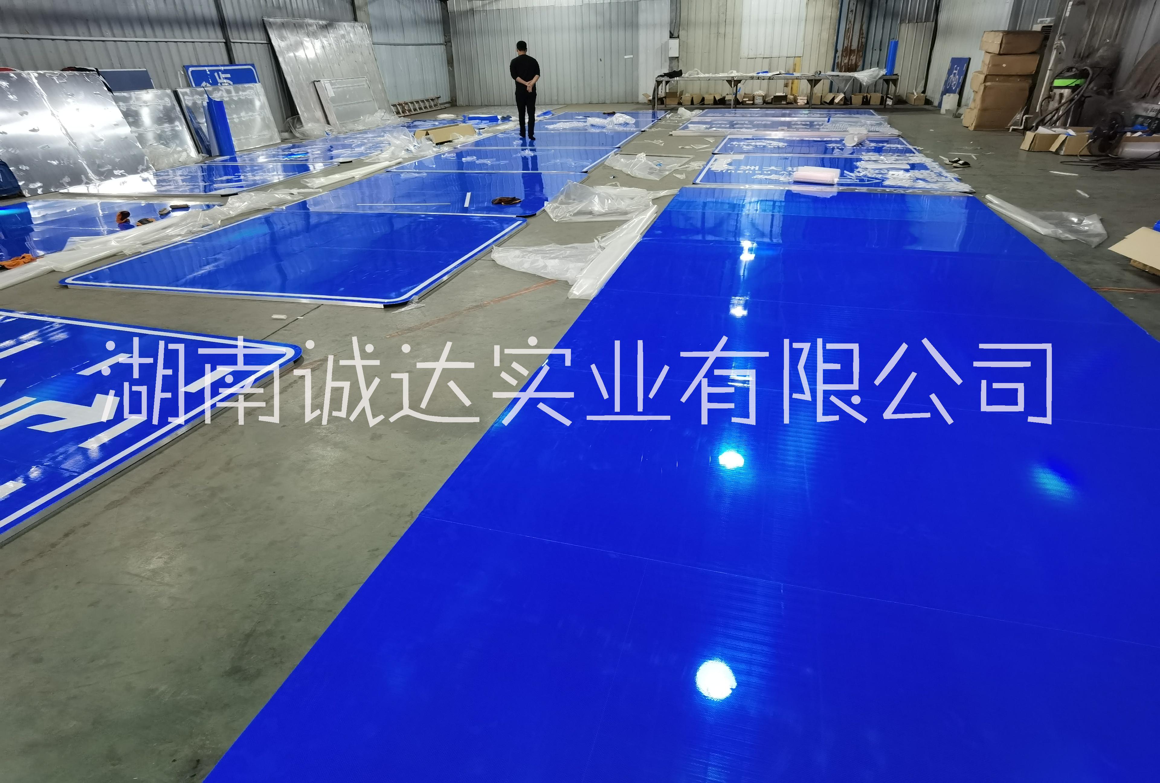 懸臂式標(biāo)志桿，T型懸臂式標(biāo)志桿，F(xiàn)型懸臂式標(biāo)志桿，門型標(biāo)志桿，湖南標(biāo)志桿生產(chǎn)廠家