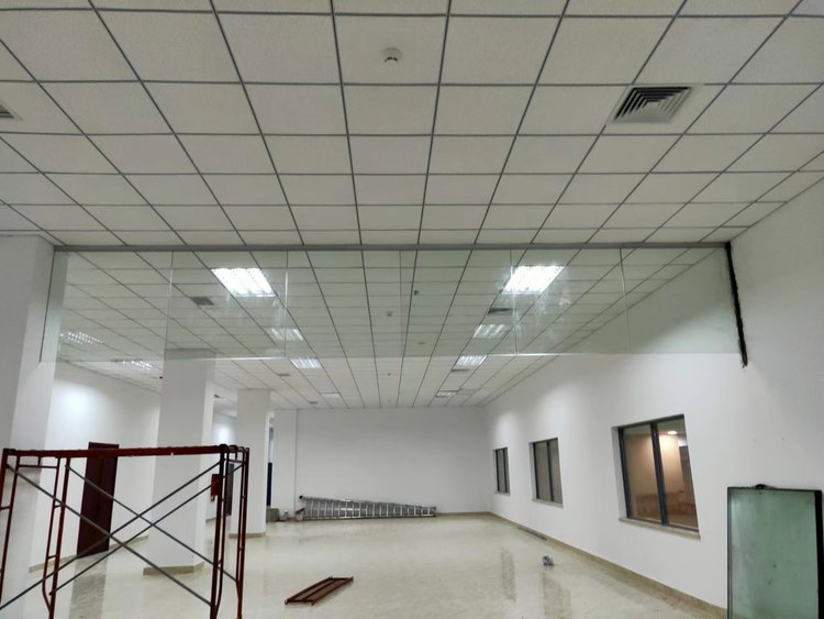 東莞玻璃擋煙垂壁供應(yīng)商_報(bào)價(jià)_批發(fā)_銷(xiāo)售熱線(xiàn)【東莞市大嶺山通曉門(mén)業(yè)經(jīng)營(yíng)部】