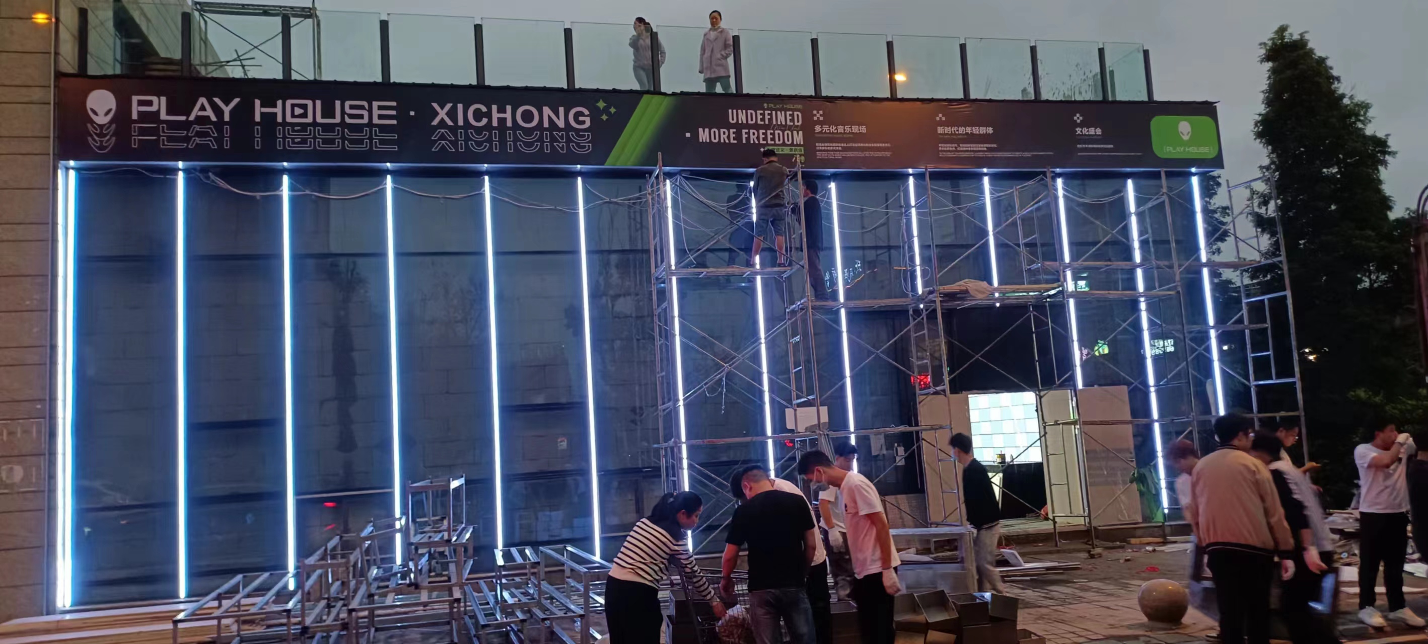 南充華蔓廣告有限公司南充燈箱廣告字廣告牌制作提供噴繪吸塑等工藝發(fā)光不發(fā)光展示