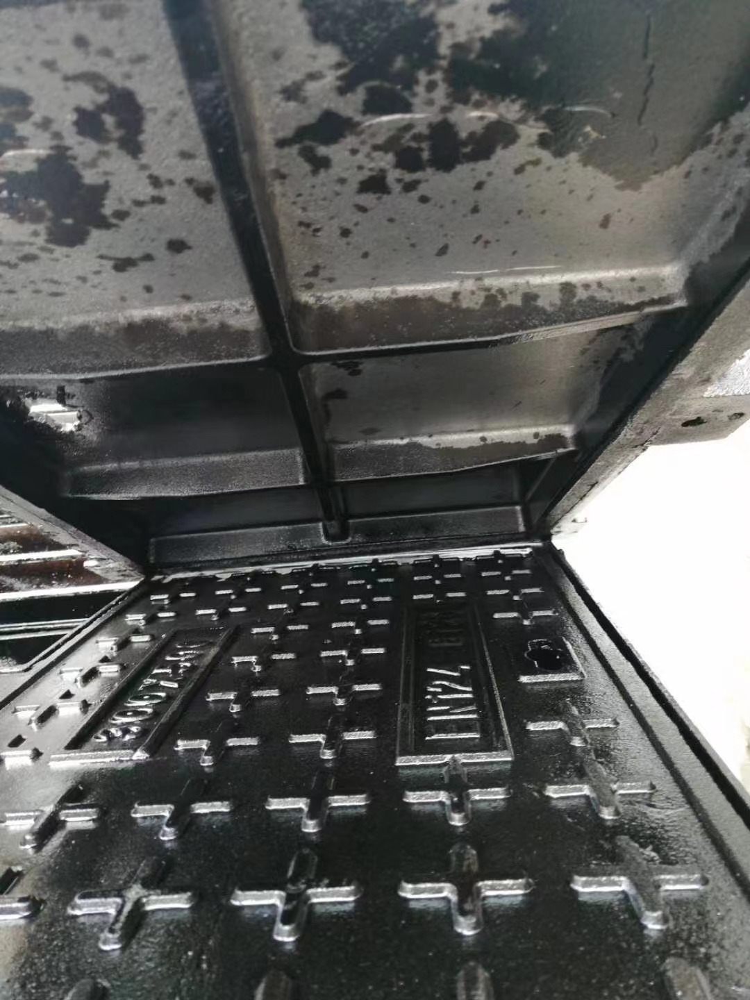 河南球墨鑄鐵五防井蓋批發(fā)價 300×500整套球墨鑄鐵方井蓋現(xiàn)貨 下水道溝蓋板安裝