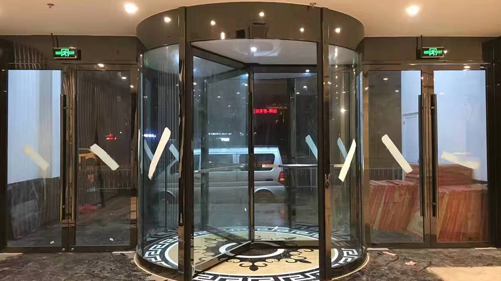 成都三翼電動旋轉(zhuǎn)門廠家地址-智能電動旋轉(zhuǎn)門批發(fā)價-感應式玻璃自動旋轉(zhuǎn)門設計