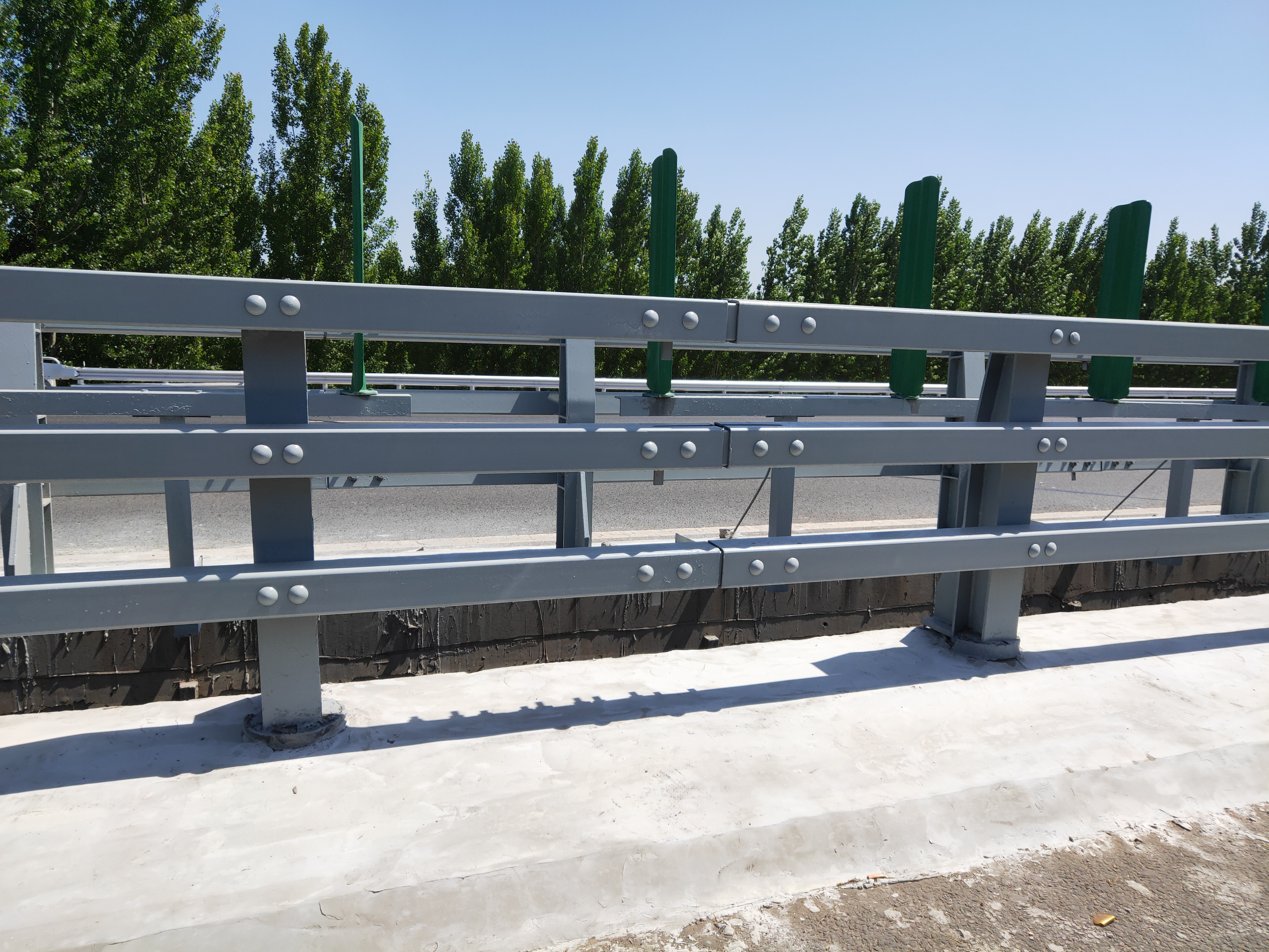 山東防撞護(hù)欄供應(yīng)商批發(fā)價、價格多少、定制價格【山東尚尊金屬制品有限公司】