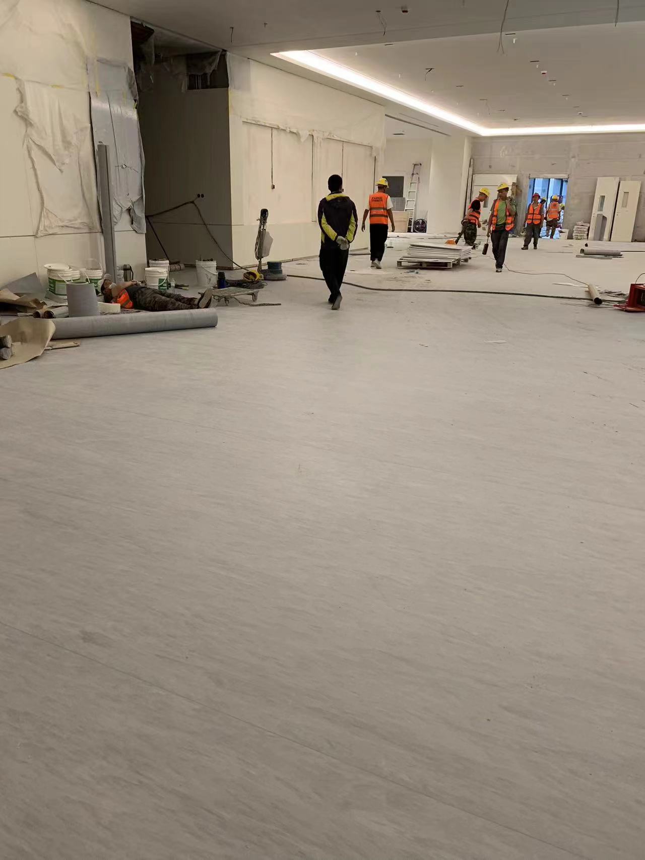 山東同質(zhì)透心塑膠地板廠家，批發(fā)，報價【青島藝欣園裝飾材料有限公司】