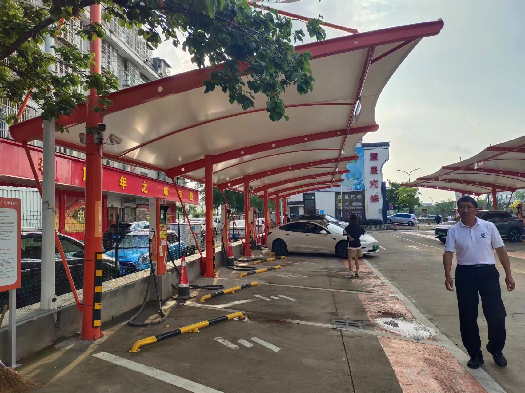 浙江義烏遮陽雨棚、本地大型雨蓬、伸縮遮陽棚廠家、 景棋膜結(jié)構(gòu)車棚