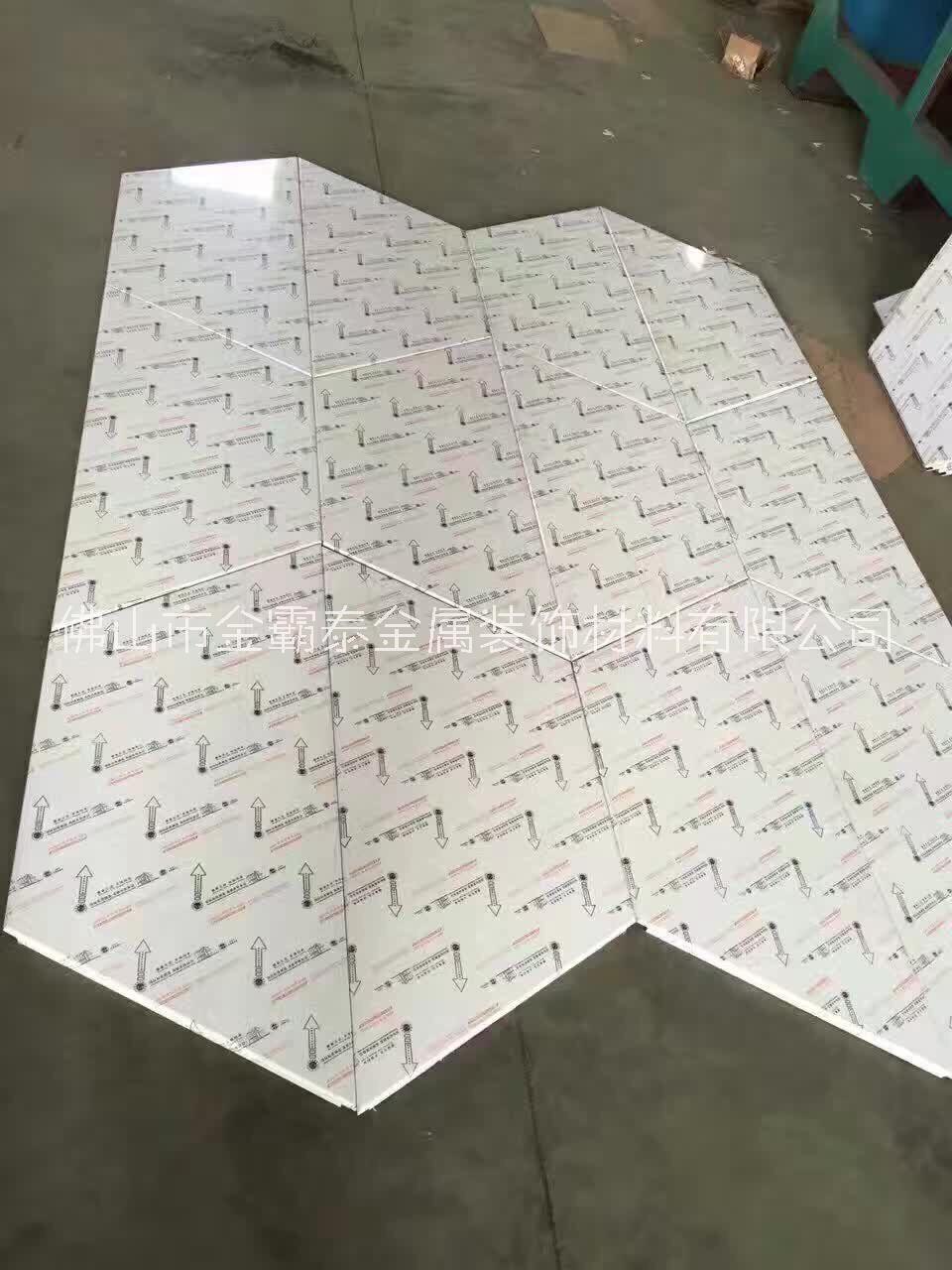 穿孔鋁扣板600x600龍骨安裝對(duì)角沖孔鋁天花