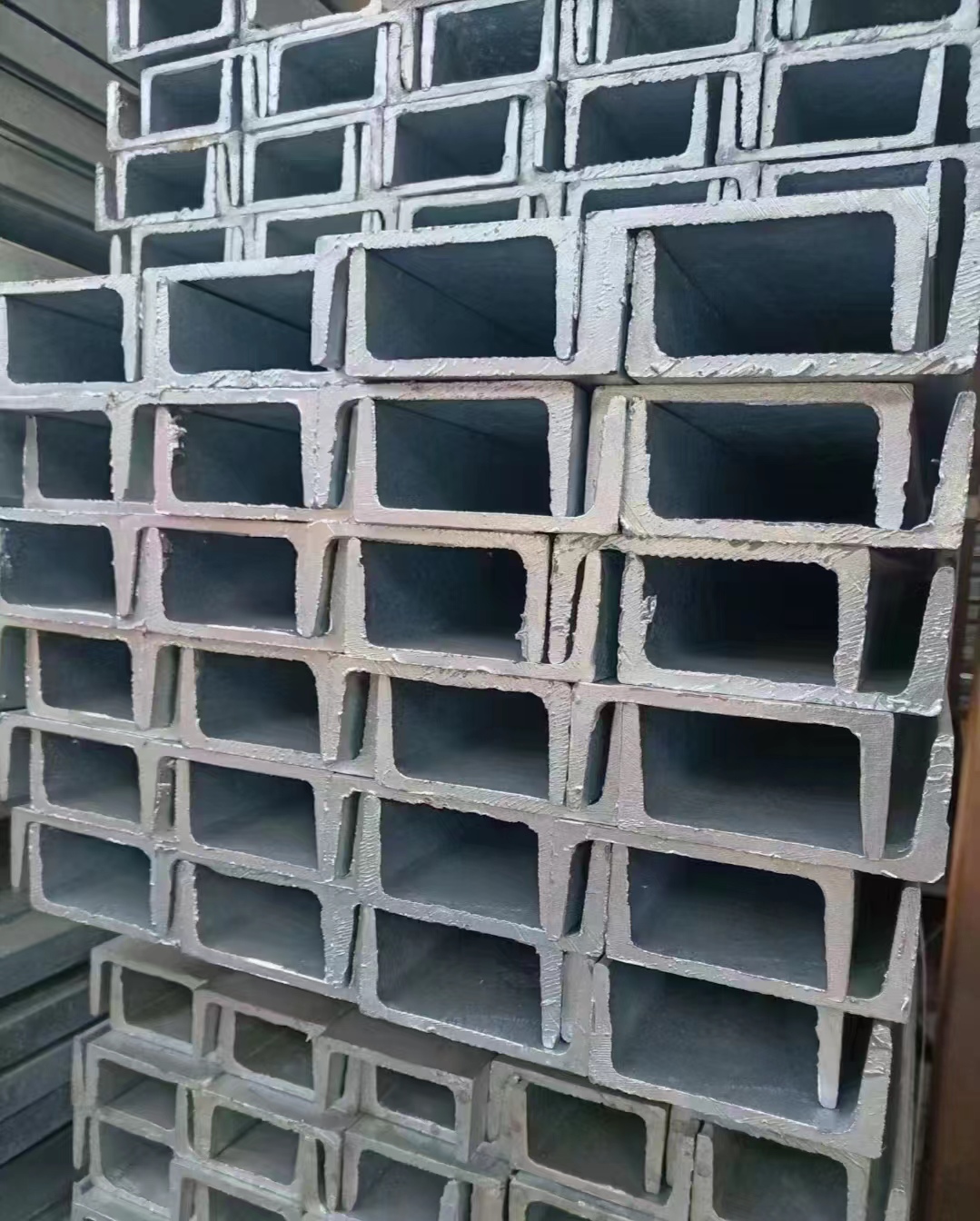 昆明槽鋼廠家供應(yīng)-供應(yīng)價(jià)格-多少錢【云南鋼偉商貿(mào)有限公司】